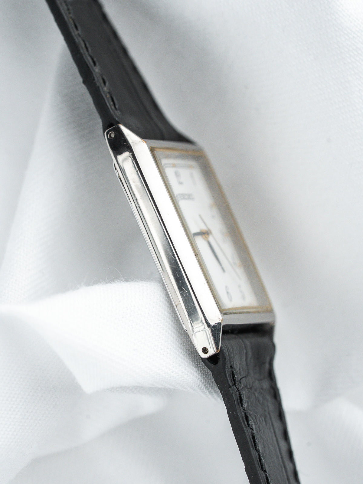 Cartier Tank montre vintage avec boîtier rectangulaire, cadran blanc, bracelet en cuir noir
