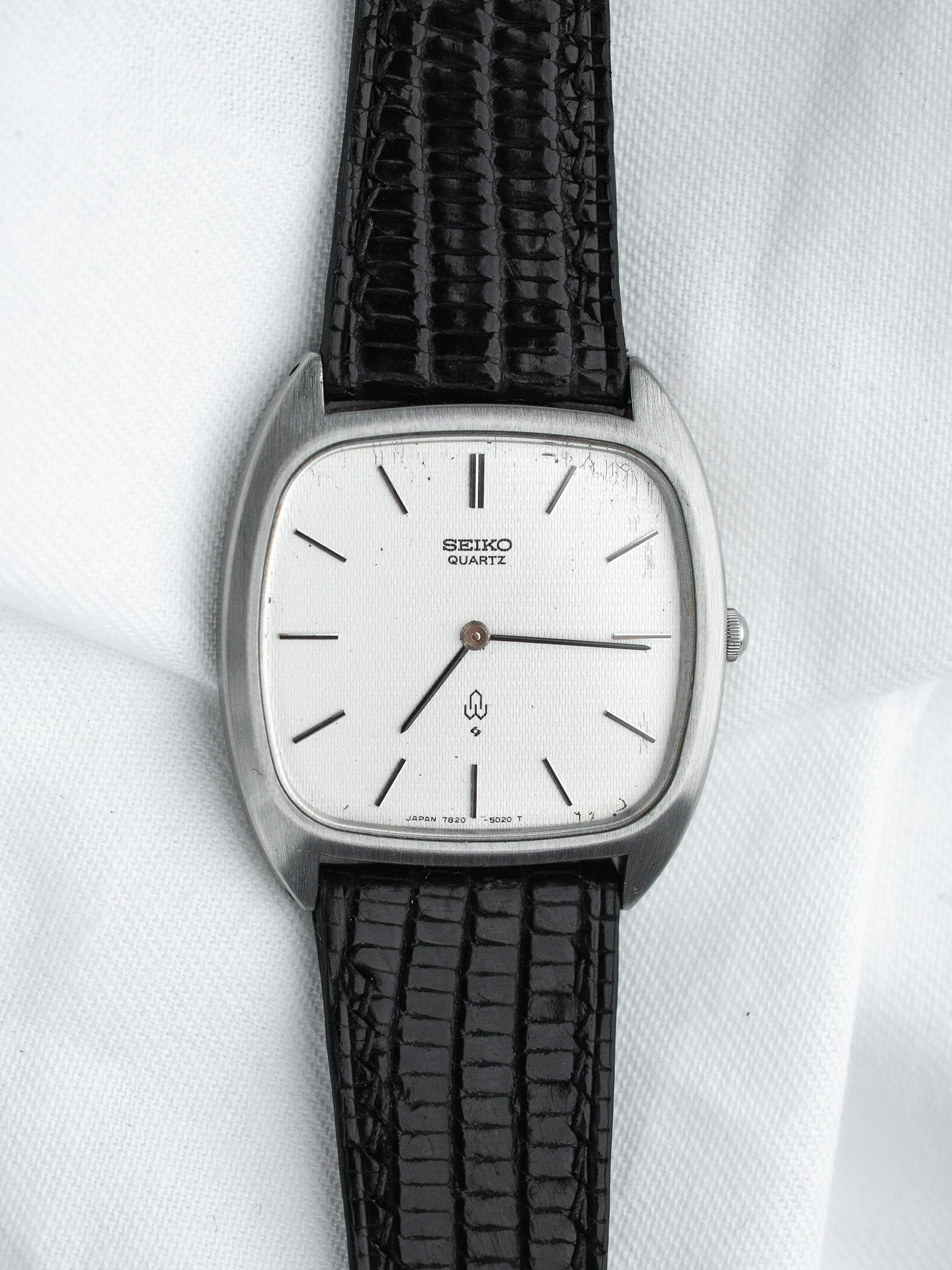 Seiko 7820-5020 Coussin Acier — Cadran Gaufré Argenté (1987)
