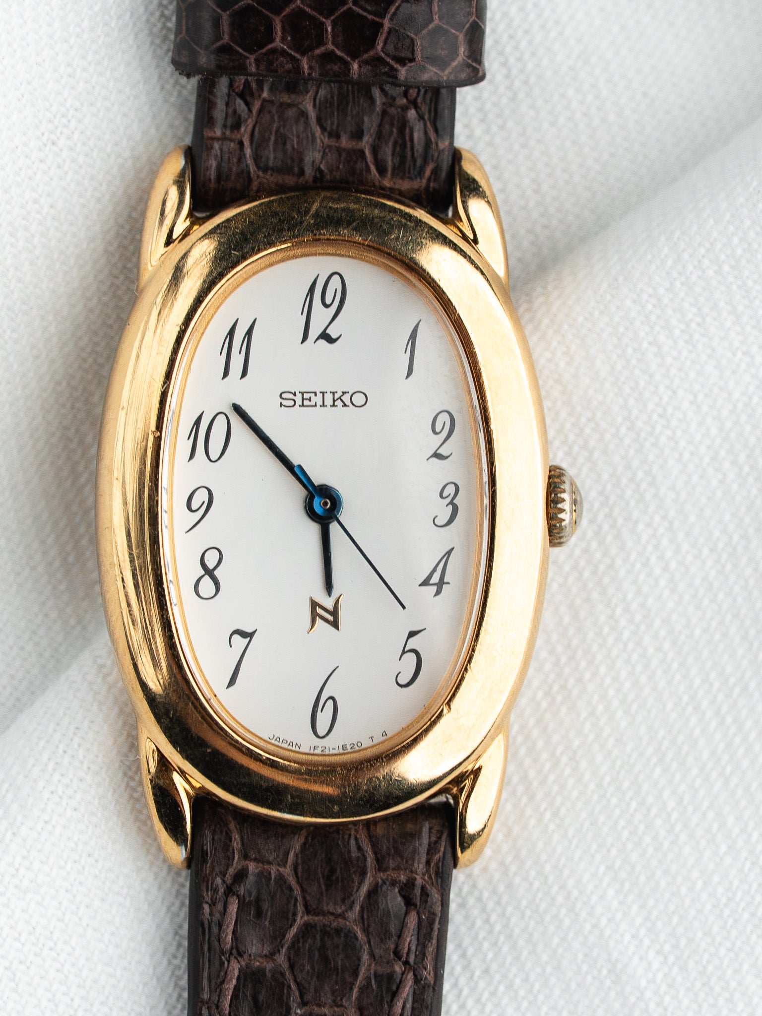 Seiko Noie 1F21-5B70 Baignoire Plaqué Or — Cadran Blanc Arabe (1994)