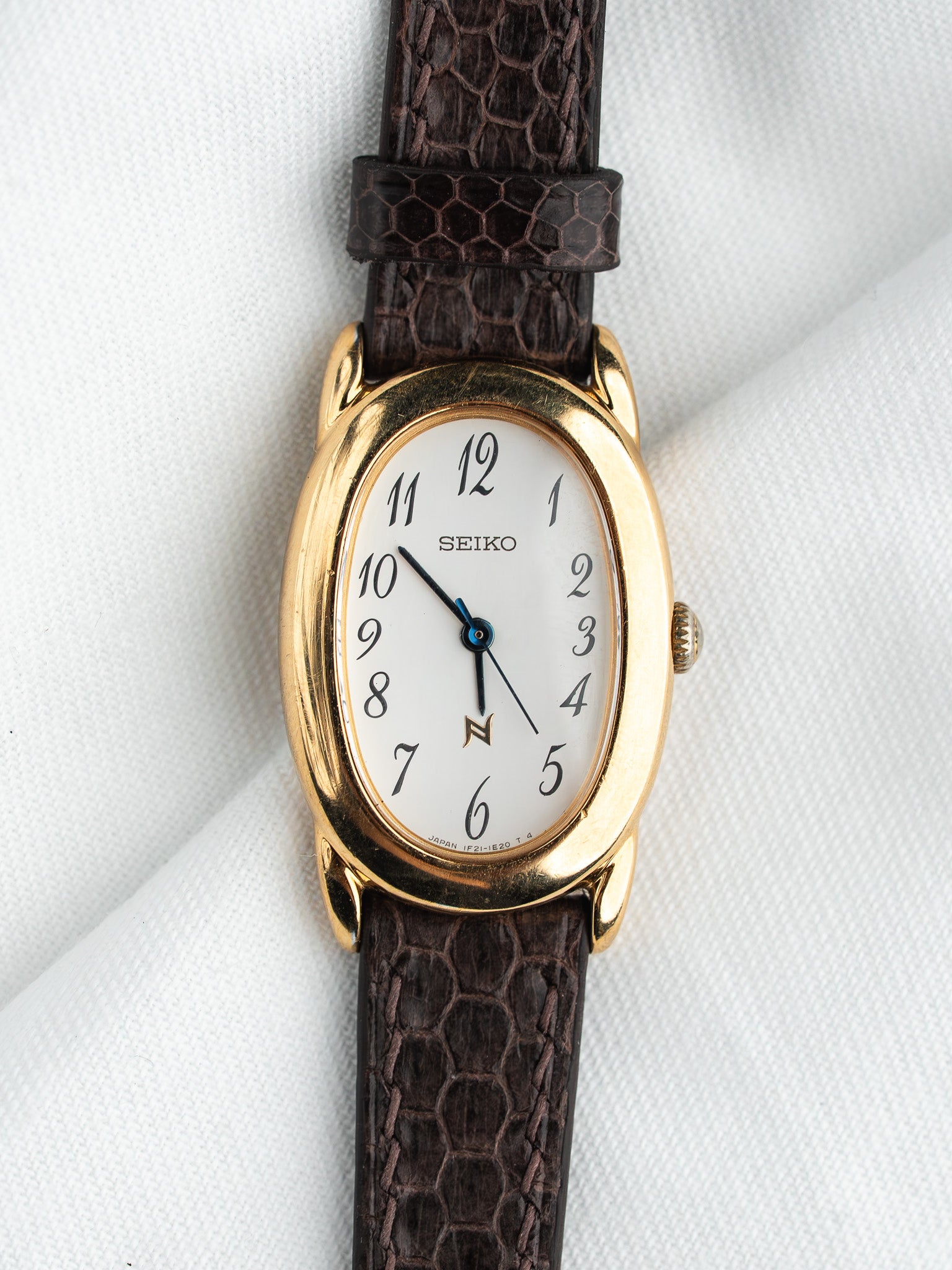 Seiko Noie 1F21-5B70 Baignoire Plaqué Or — Cadran Blanc Arabe (1994)