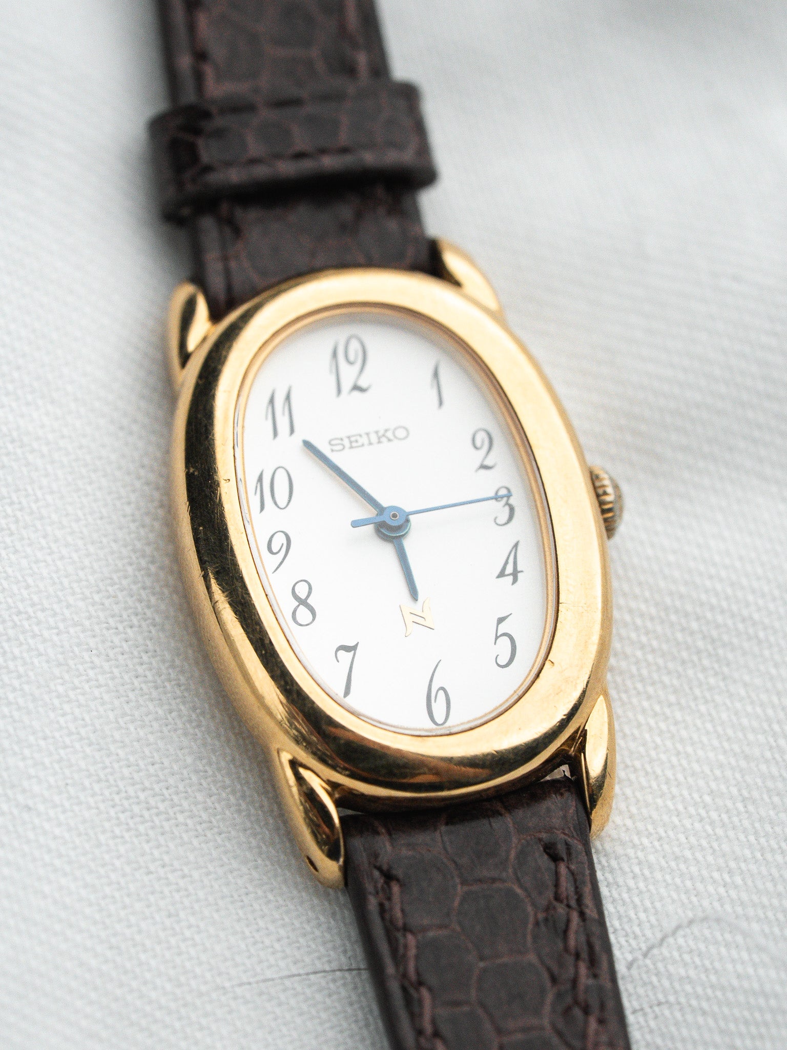 Seiko Noie 1F21-5B70 Baignoire Plaqué Or — Cadran Blanc Arabe (1994)