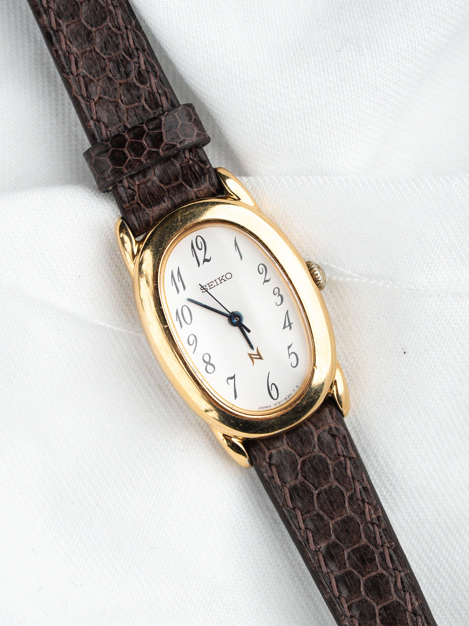 Seiko Noie 1F21-5B70 Baignoire Plaqué Or — Cadran Blanc Arabe (1994)