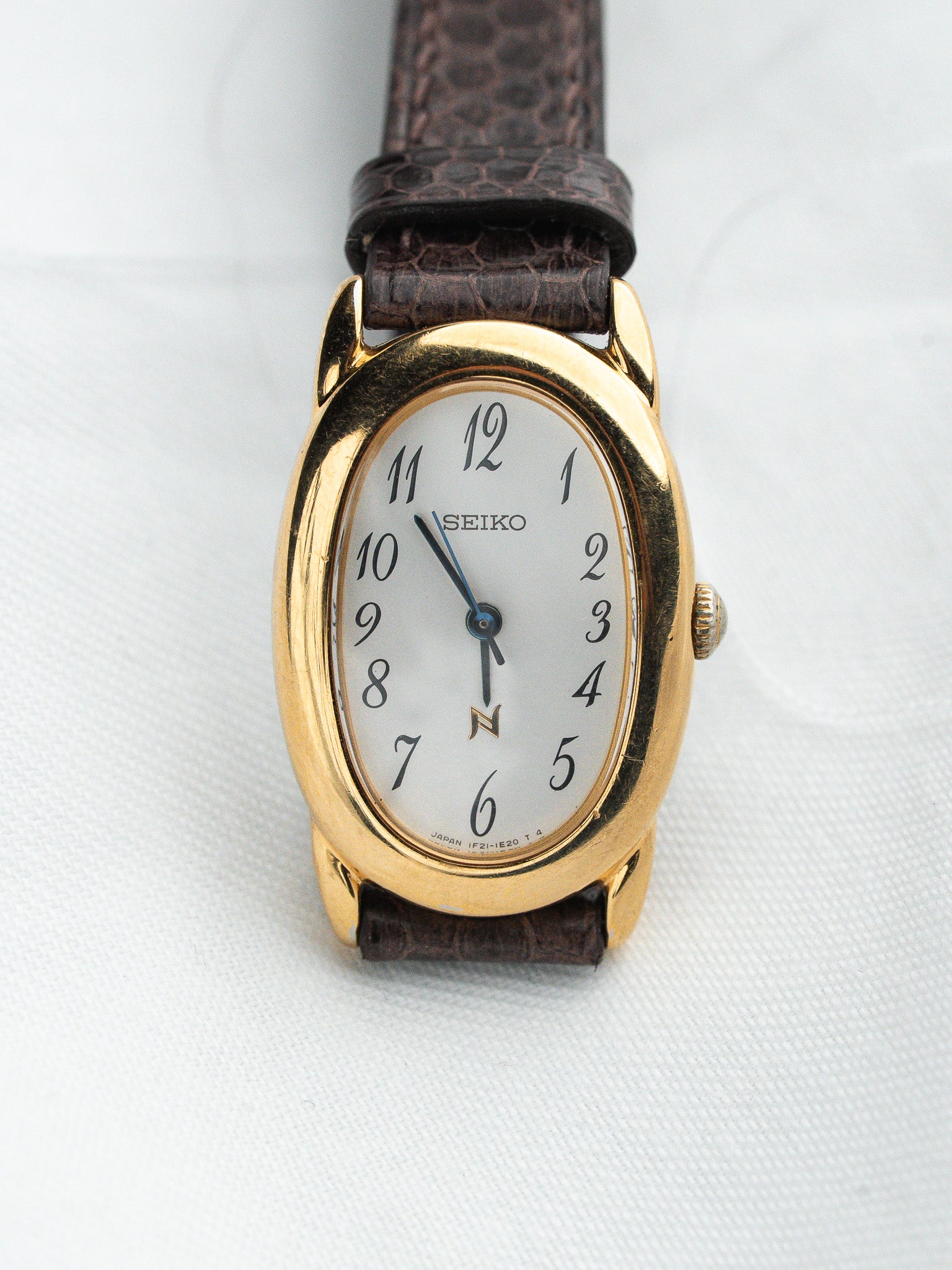 Seiko Noie 1F21-5B70 Baignoire Plaqué Or — Cadran Blanc Arabe (1994)