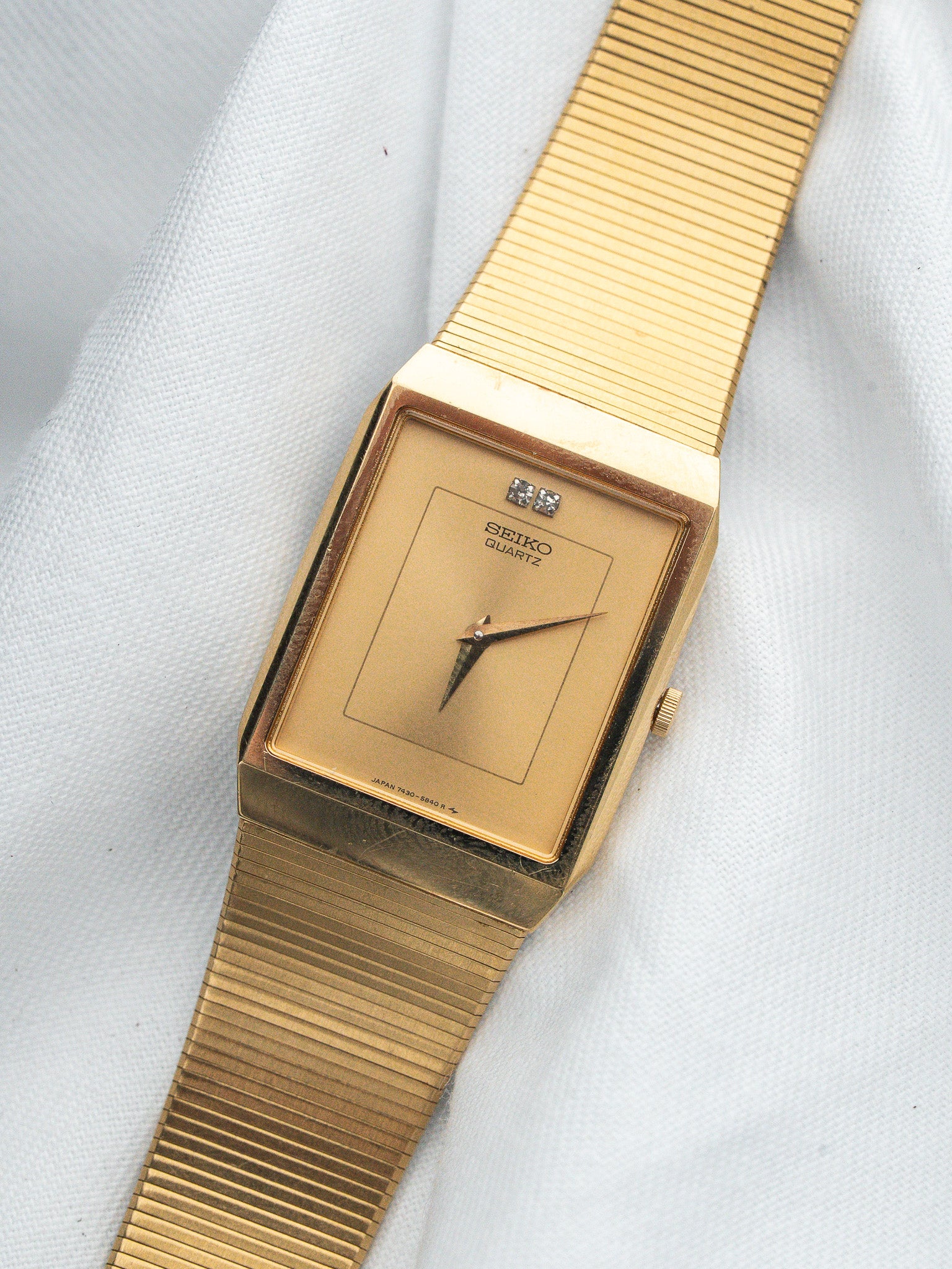 Seiko 7430-5540 Rectangulaire Plaqué Or — Cadran Or Soleillé (1984)