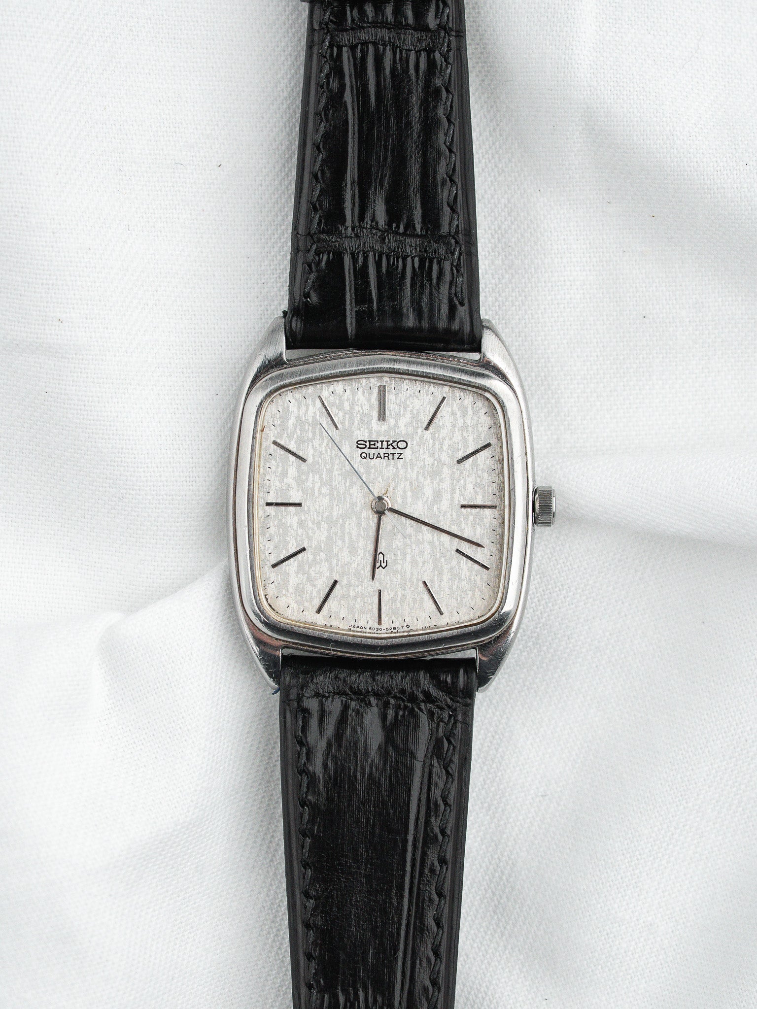 Seiko 6030-5250 Coussin Acier — Cadran Lin Argenté (1980)