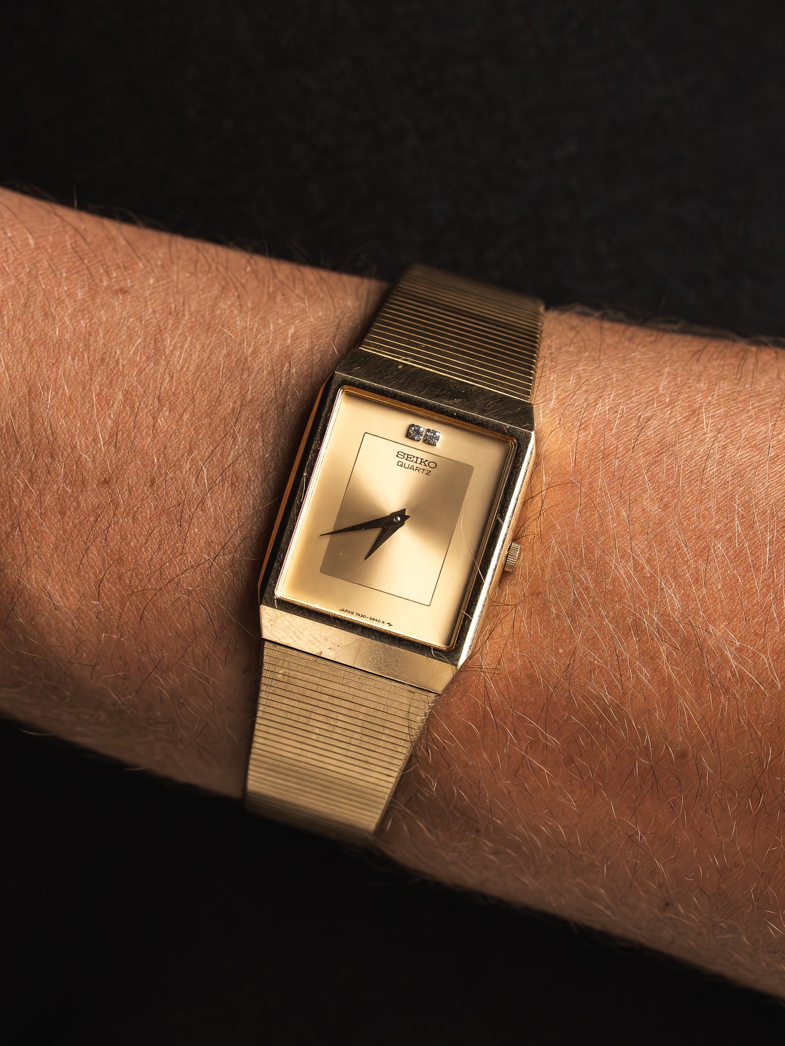 Seiko 7430-5540 Rectangulaire Plaqué Or — Cadran Or Soleillé (1984)