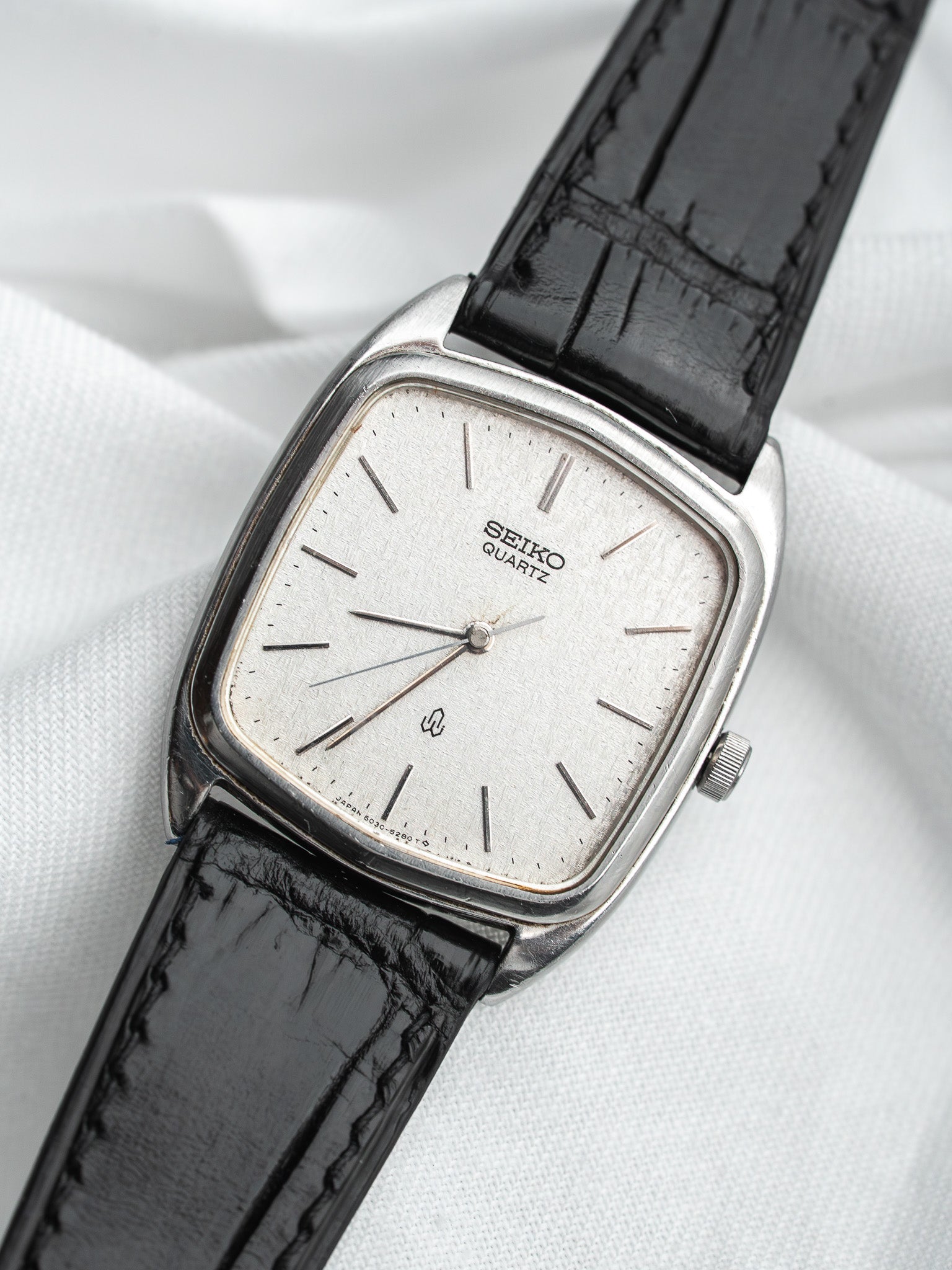 Seiko 6030-5250 Coussin Acier — Cadran Lin Argenté (1980)