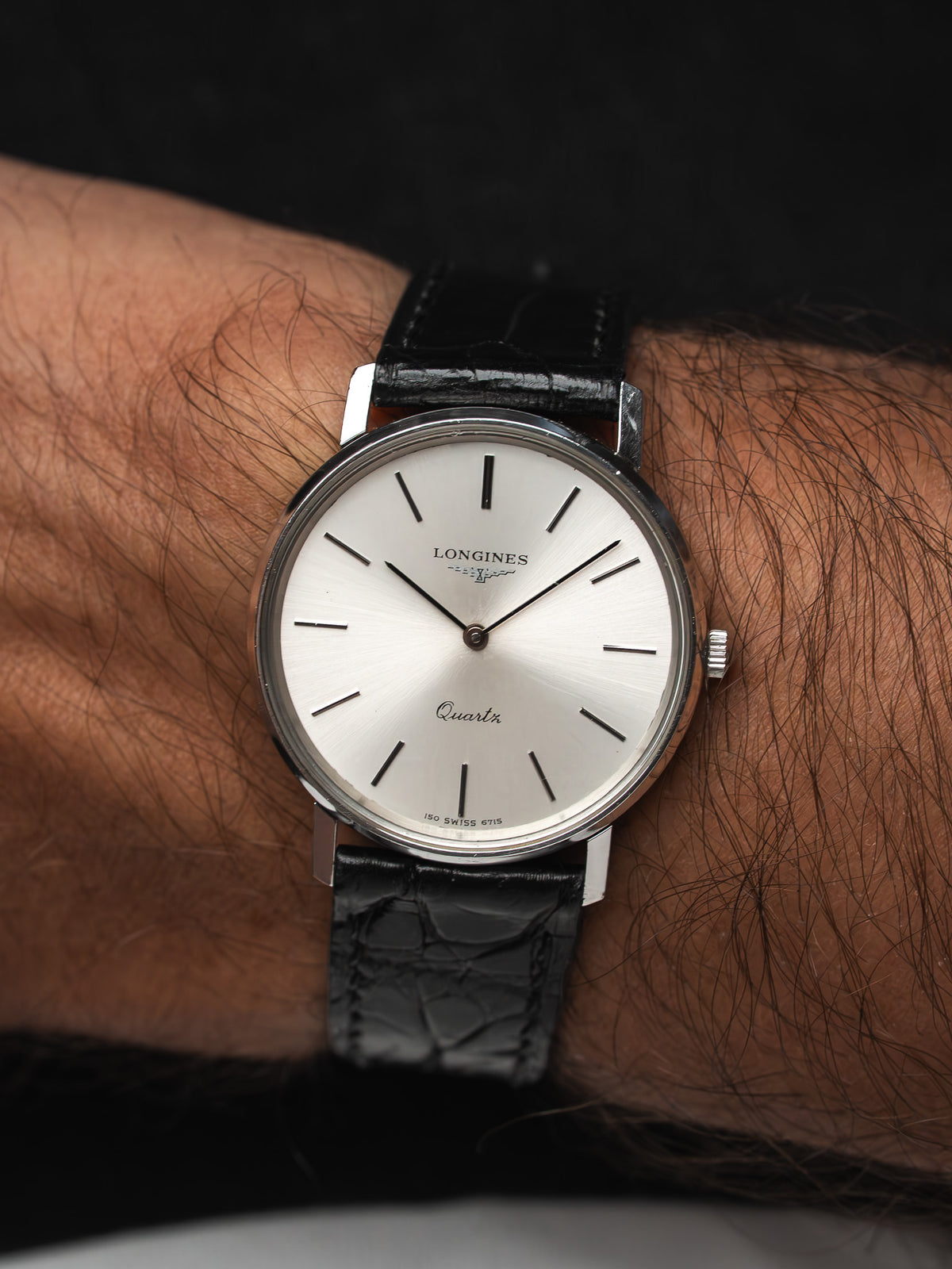 Longines Quartz Uhr Stahl — Silbernes Sonnenschliff-Zifferblatt mit aufgesetzten Indizes (1980s)