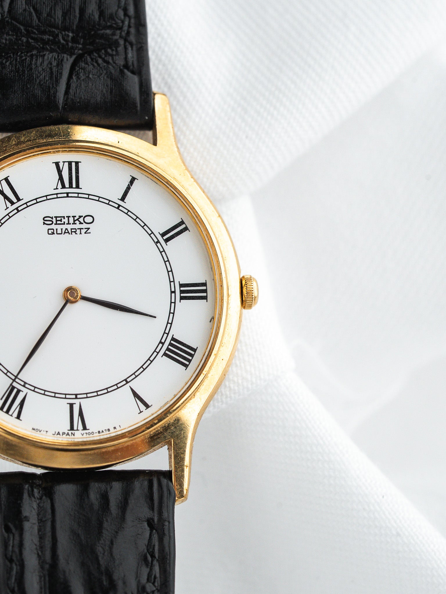 Seiko V700-8A10 Ronde Plaqué Or — Cadran Blanc Romain (1990s)