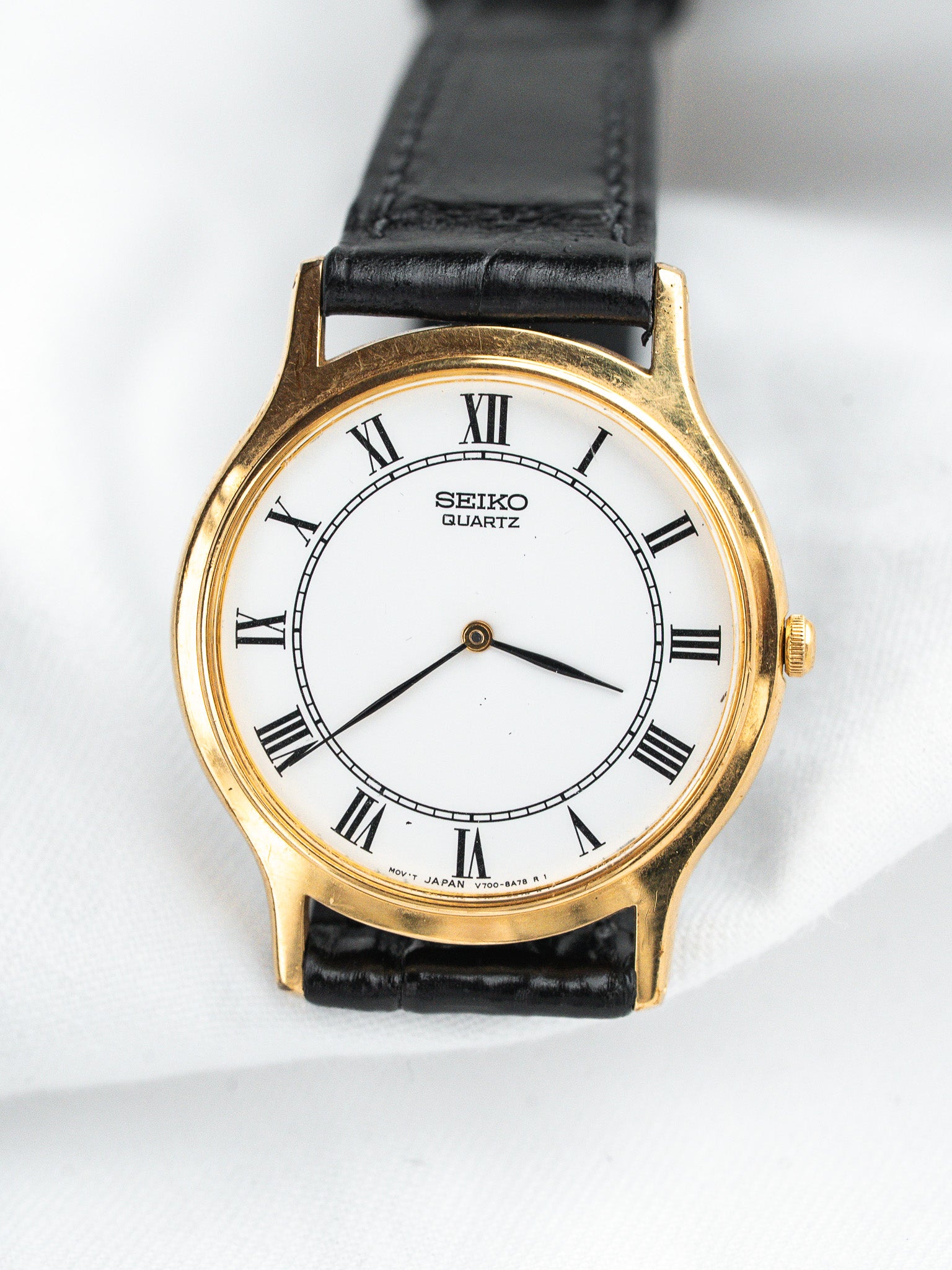 Seiko V700-8A10 Ronde Plaqué Or — Cadran Blanc Romain (1990s)