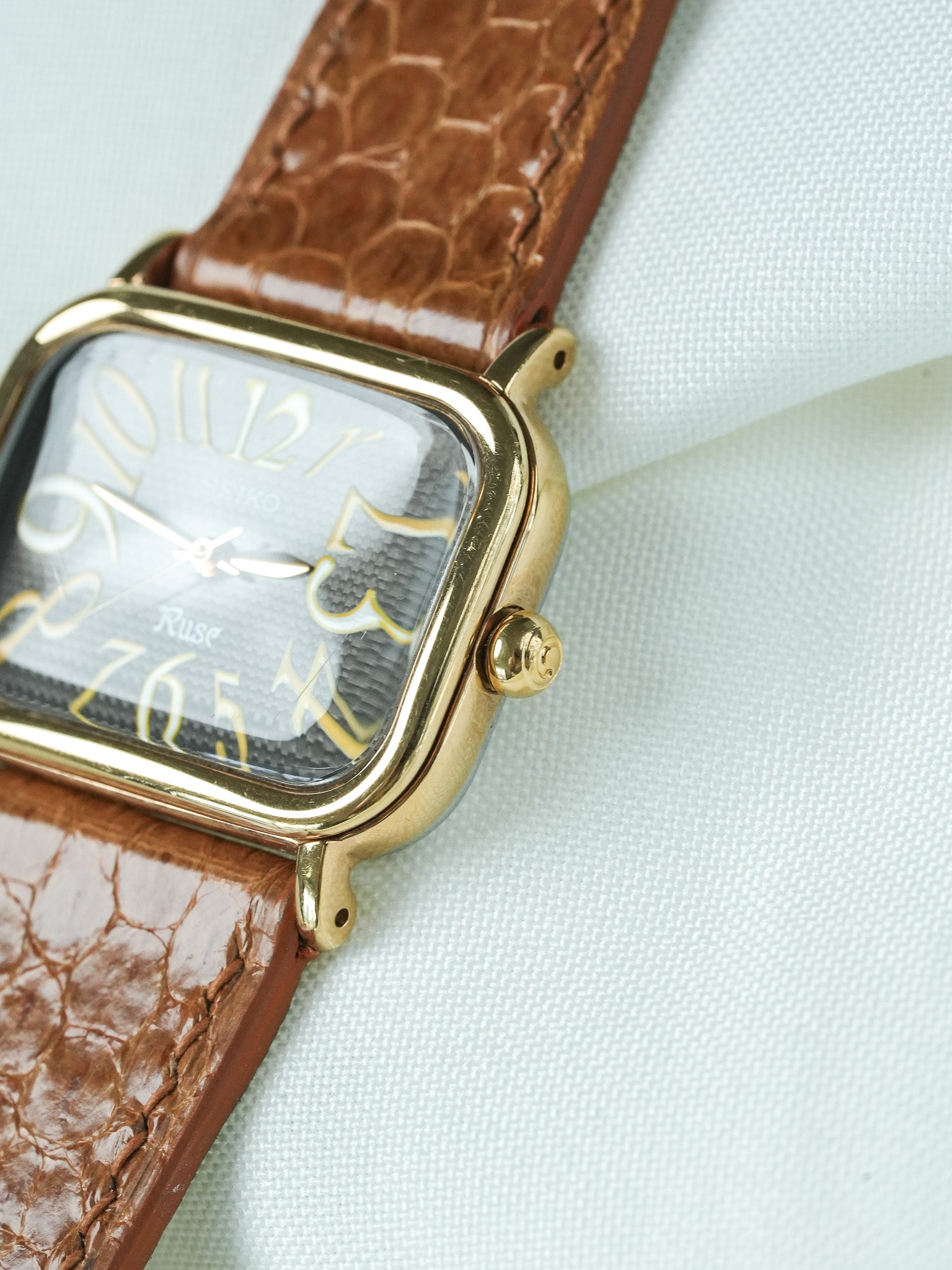 Montre Seiko Ruse Vintage - Tank TV plaqué Or (1994) - Atelier Victor