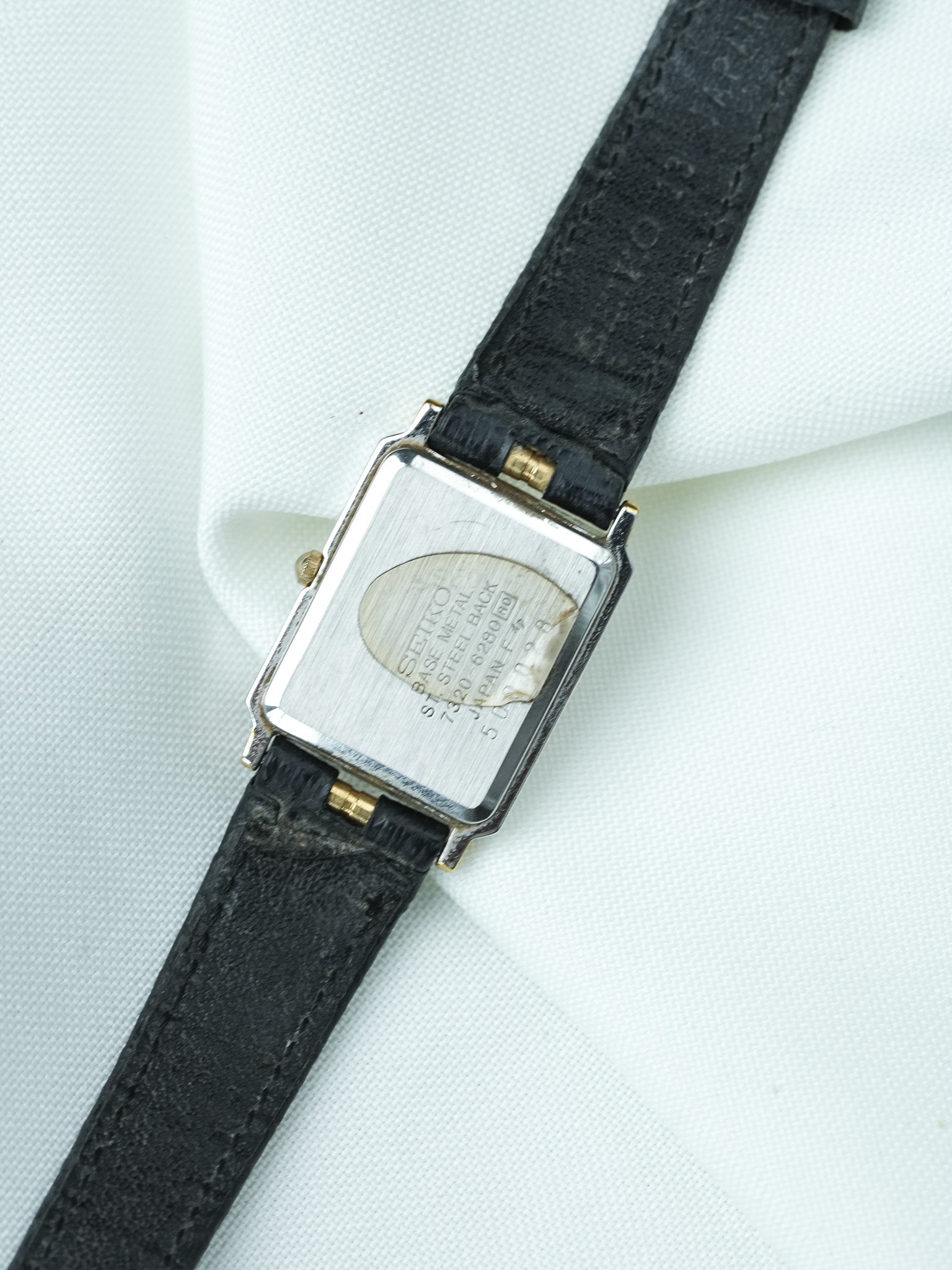 Montre Seiko Vintage - Mini Tank Acier Or (1985) - Atelier Victor