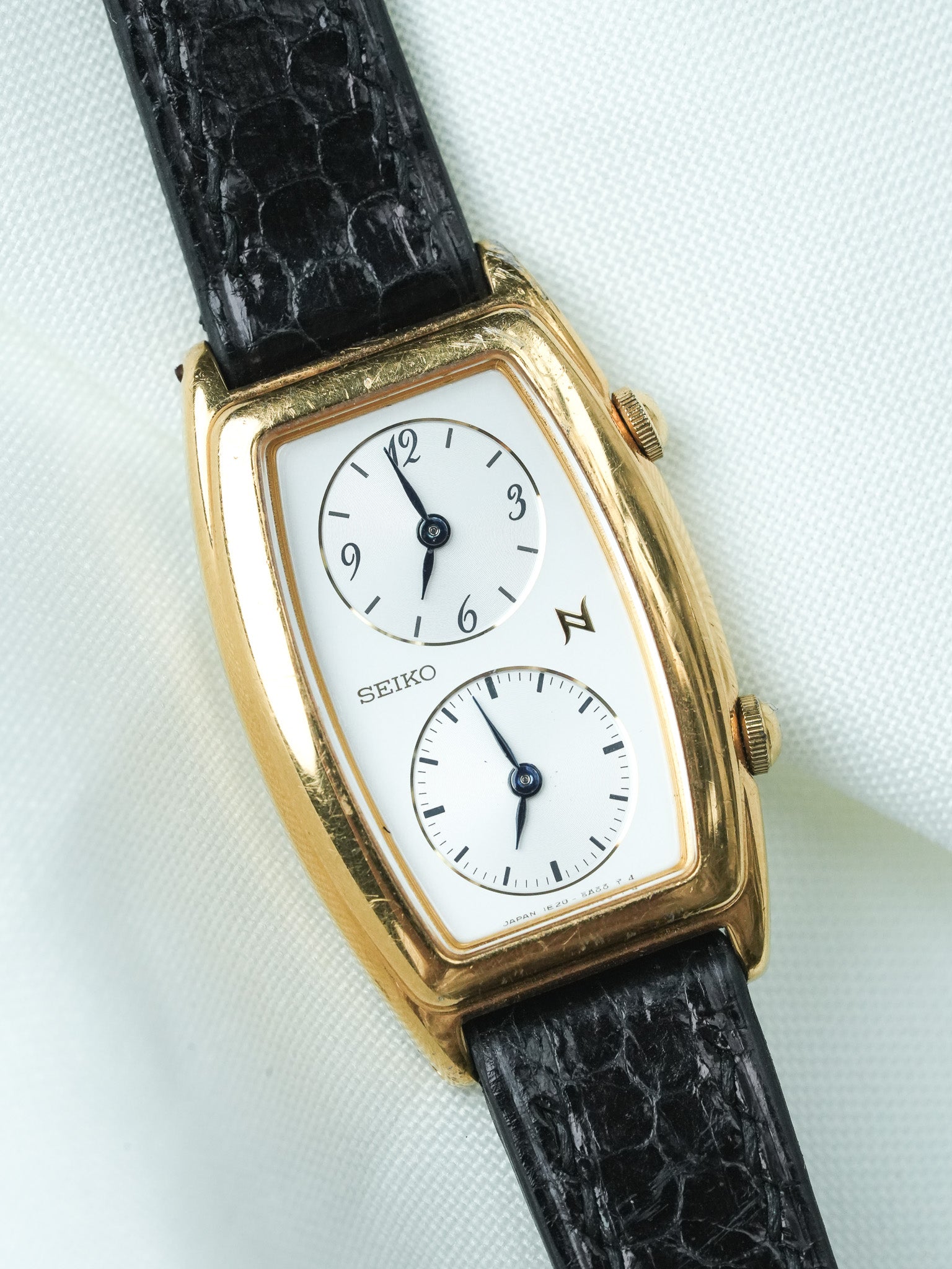 Montre Seiko Vintage - Tank "Dual Time" Plaqué or Noir (1994) - Atelier Victor