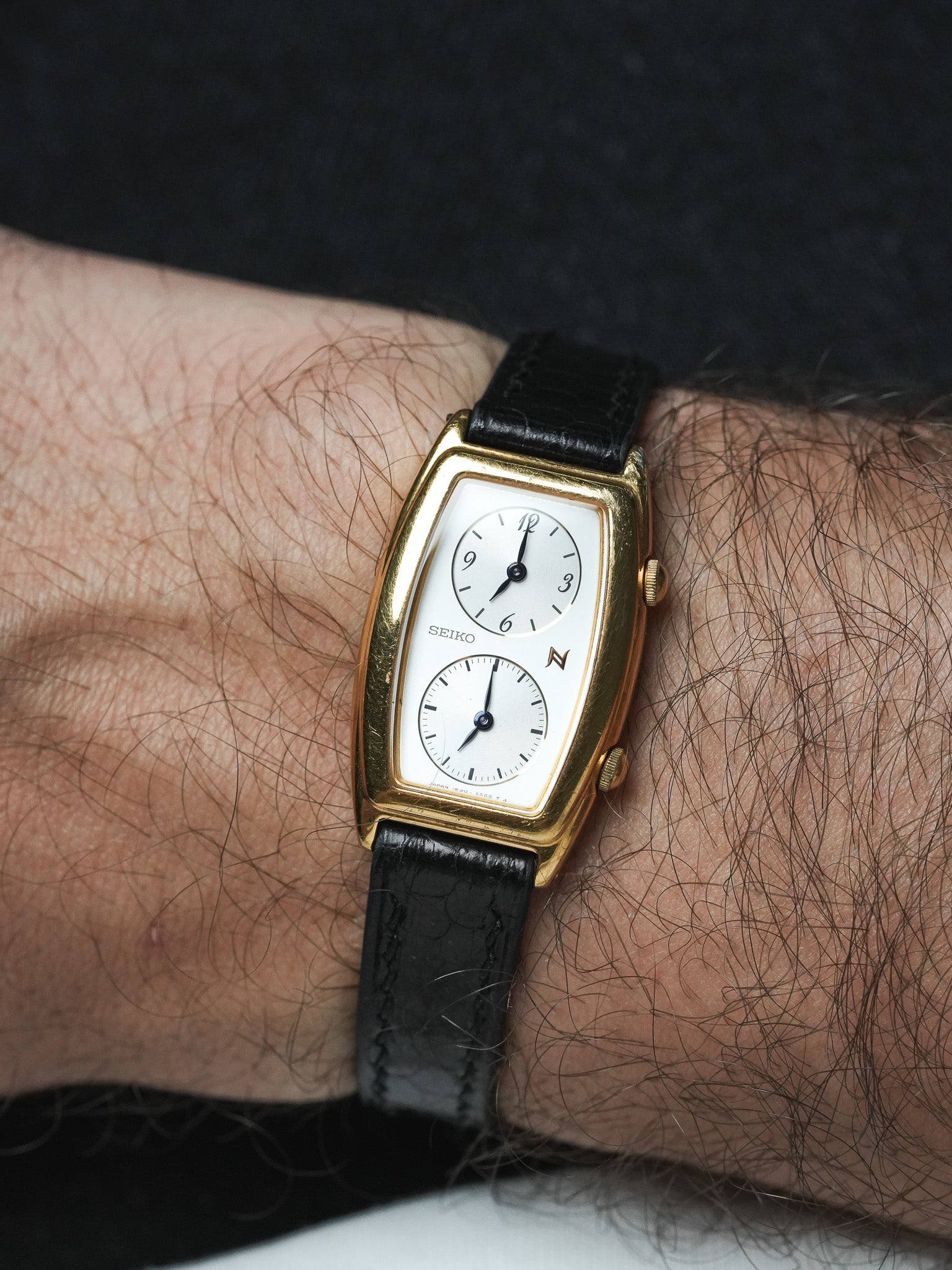 Montre Seiko Vintage - Tank "Dual Time" Plaqué or Noir (1994) - Atelier Victor