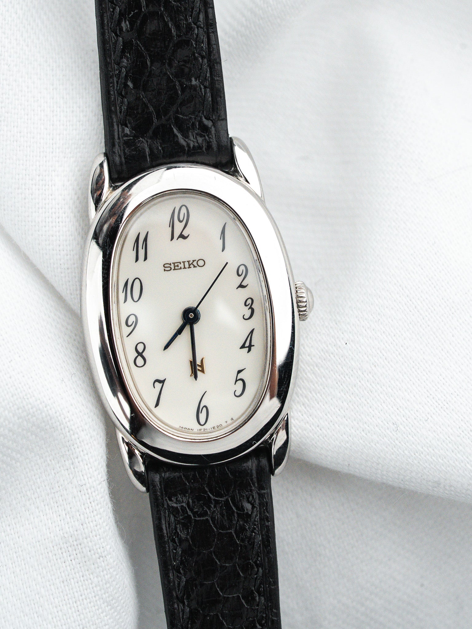 Seiko فينتاج 1F21-5B70 ساعة — Baignoire فولاذ (1994)
