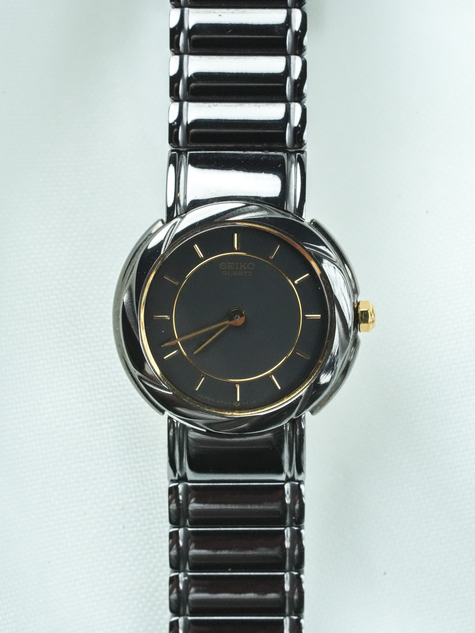 Uhr Seiko Vintage - Anthrazit mit brillantem, gedrehtem Mini-Design (1996)