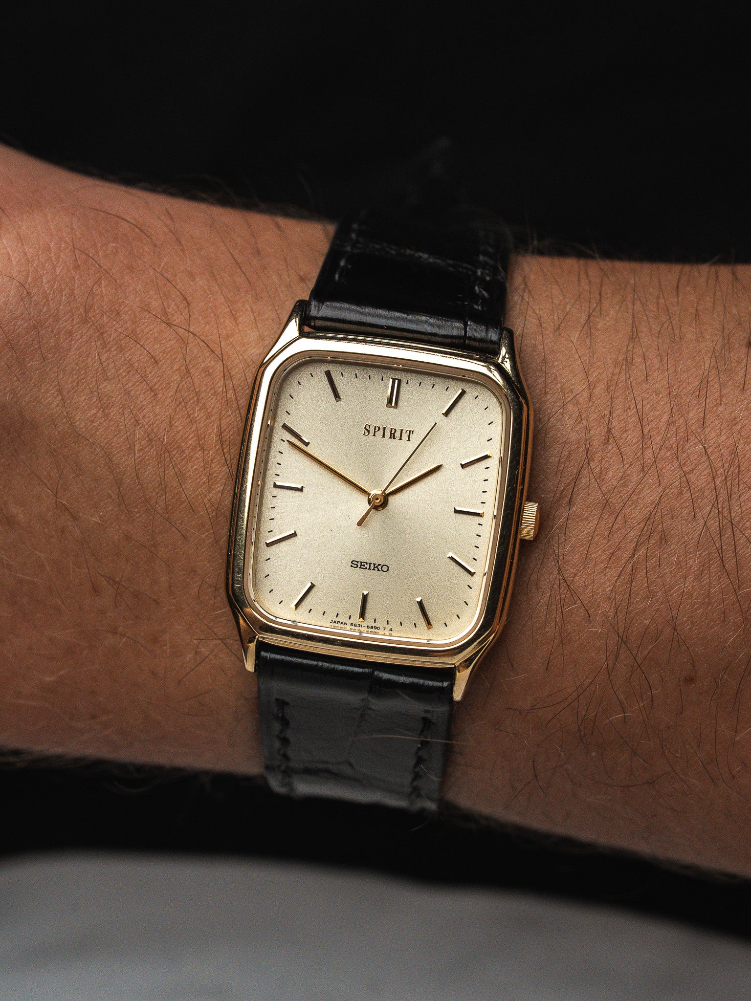 Seiko Vintage Spirit Watch 5E31-5B50 — Tank ذهبي (1996)