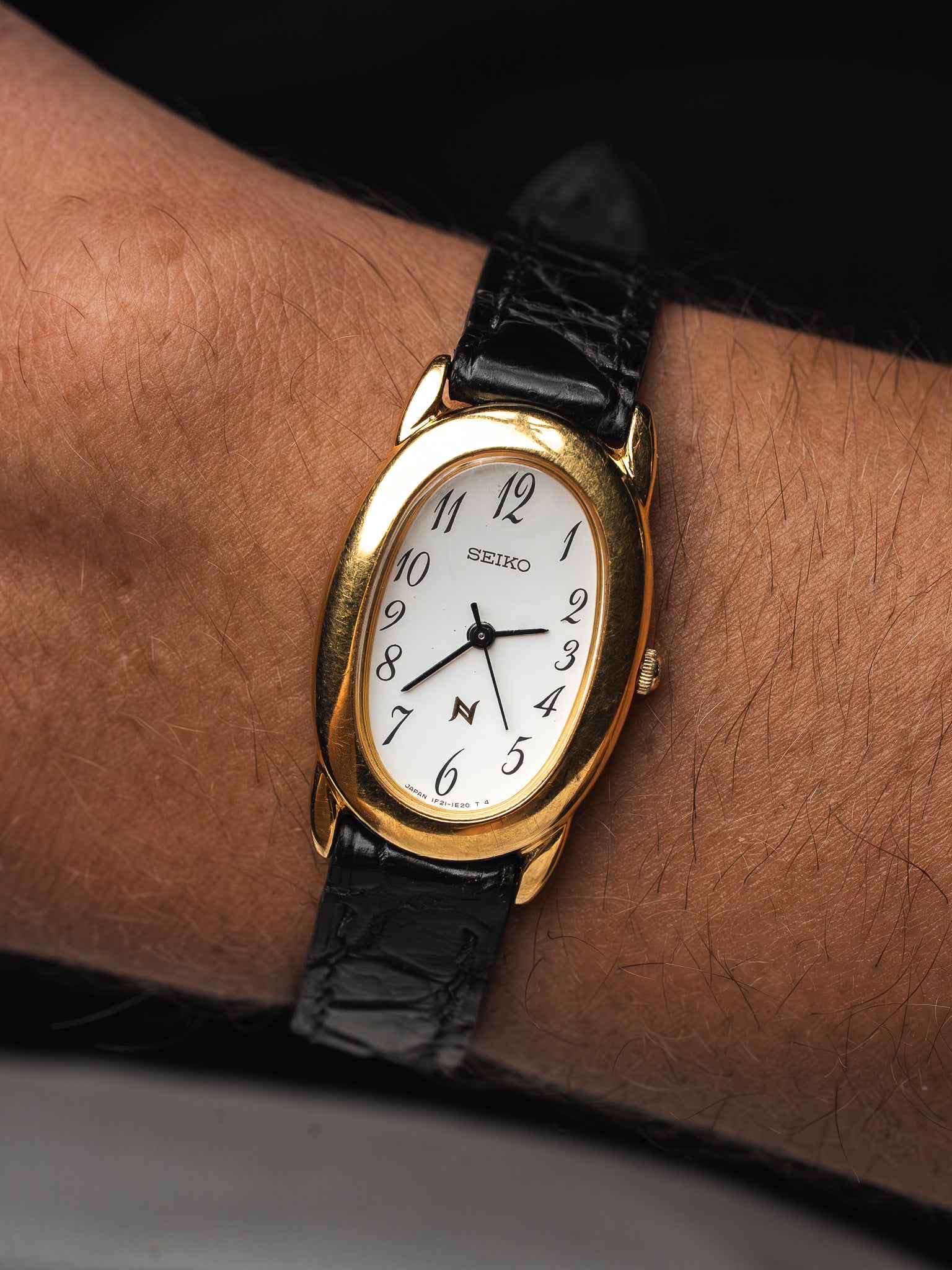 ساعة Seiko فينتاج 1F21-5B70 — Baignoire مطلية بالذهب (1995)