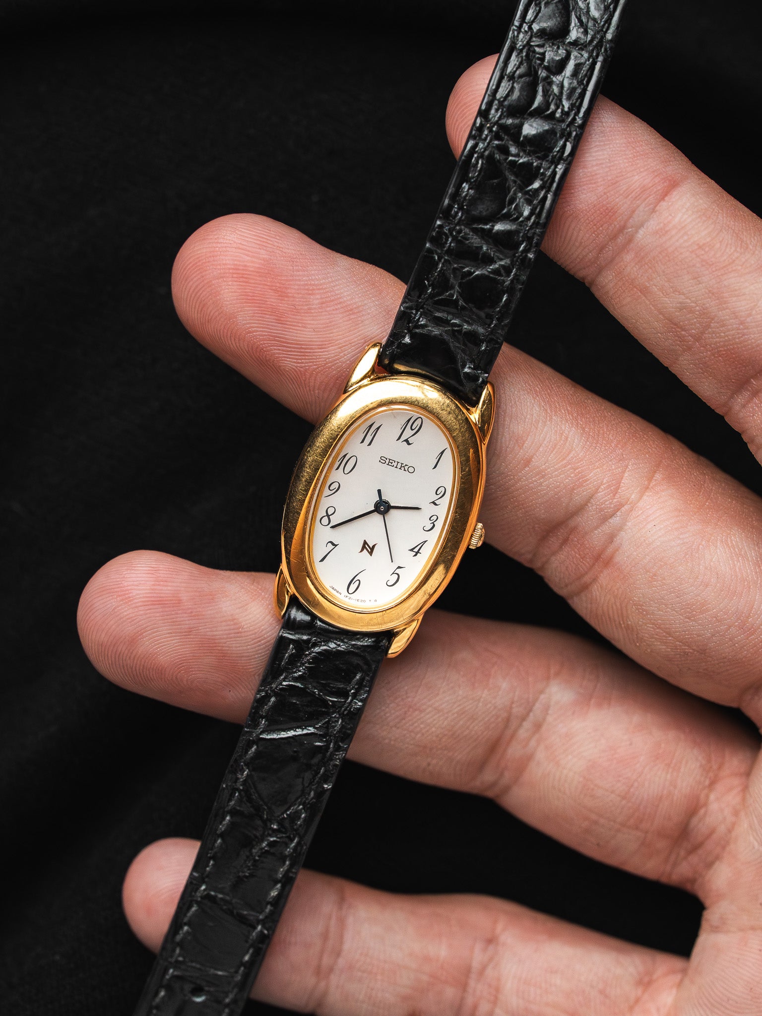ساعة Seiko فينتاج 1F21-5B70 — Baignoire مطلية بالذهب (1995)