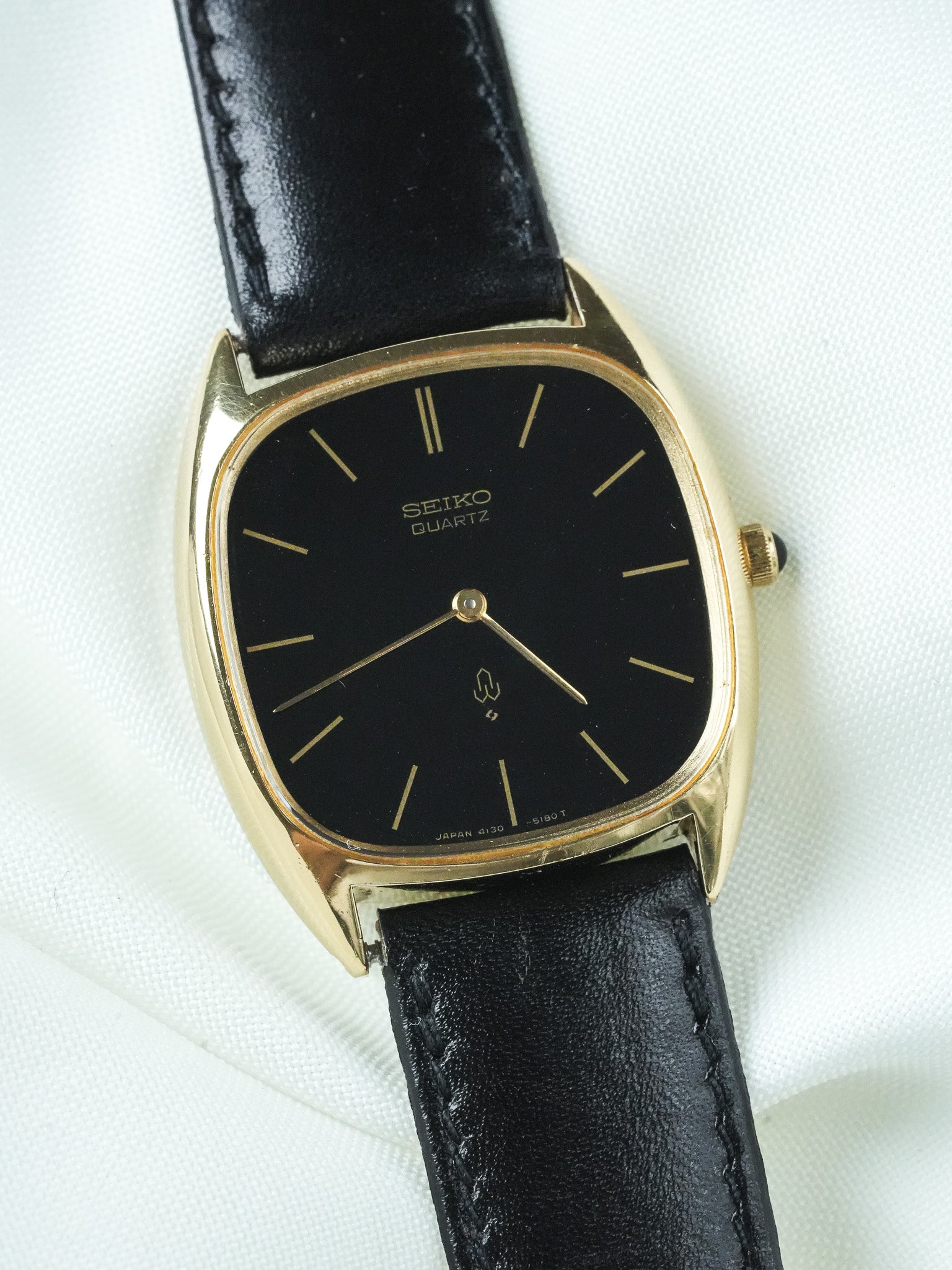 Montre Seiko Vintage - Tonneau Or Cadran Noir Étoilé (1977)