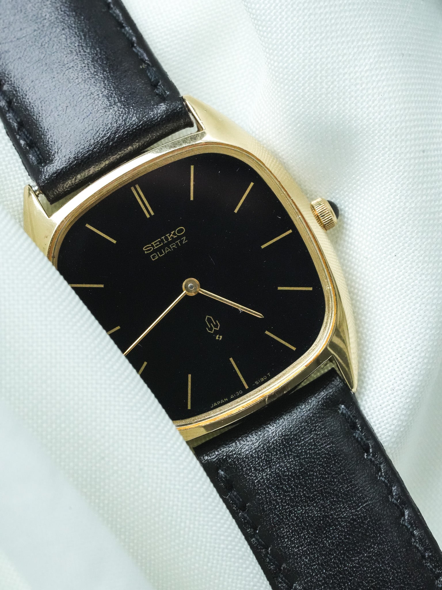 Montre Seiko Vintage - Tonneau Or Cadran Noir Étoilé (1977)