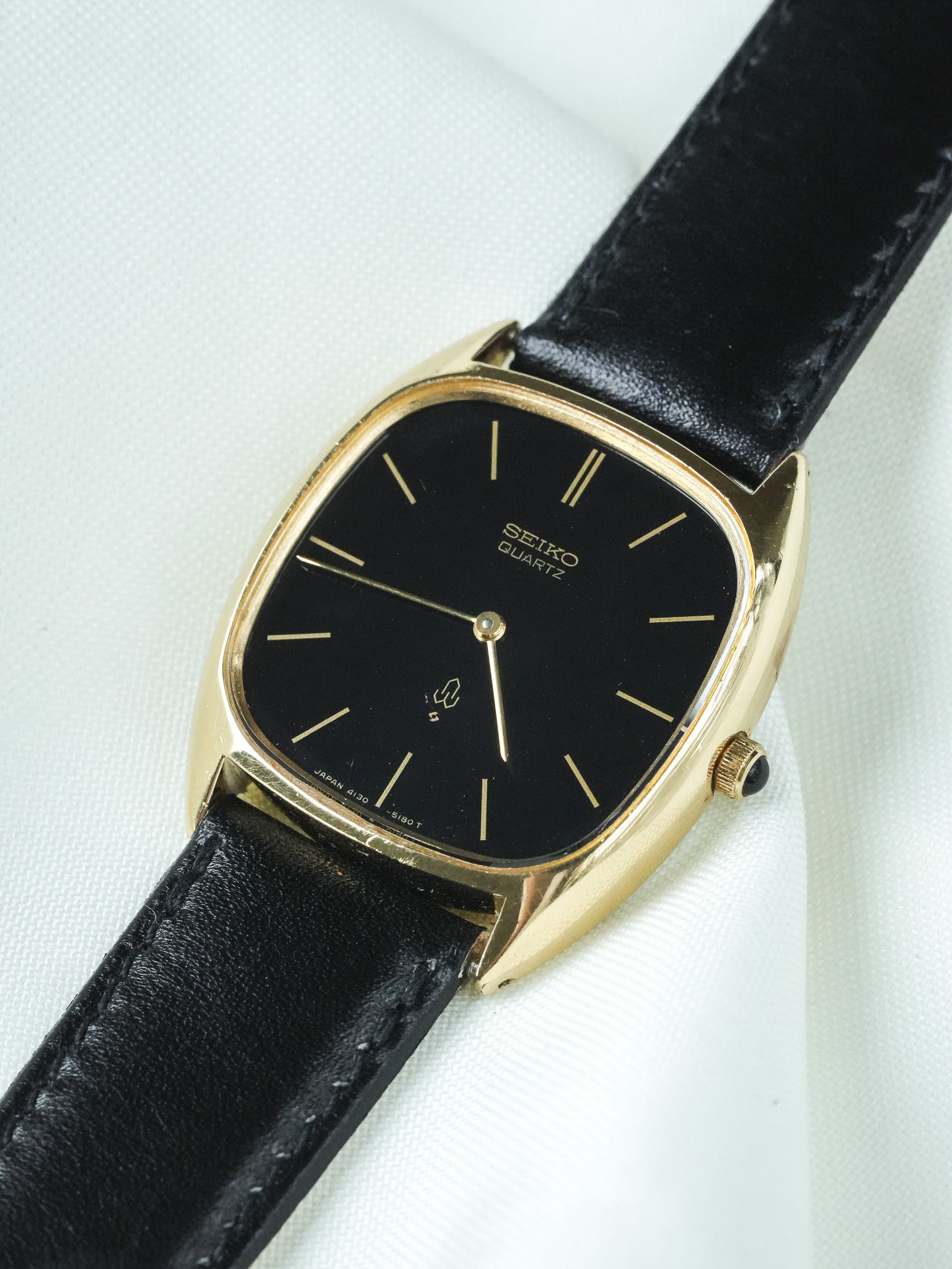 Montre Seiko Vintage - Tonneau Or Cadran Noir Étoilé (1977)