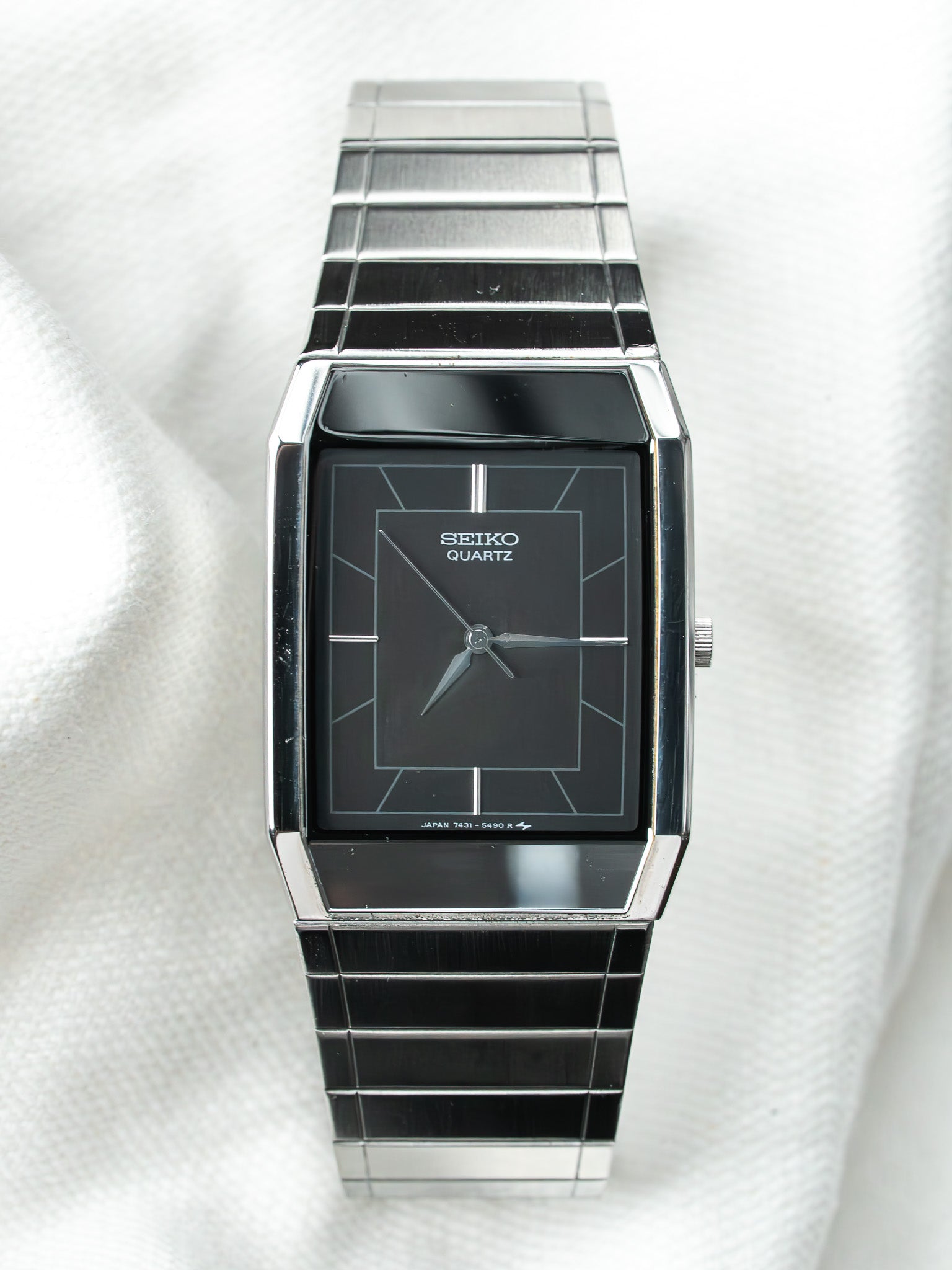 Montre Seiko Vintage - Tonneau Noir Miroir Bracelet intégré acier (1984)