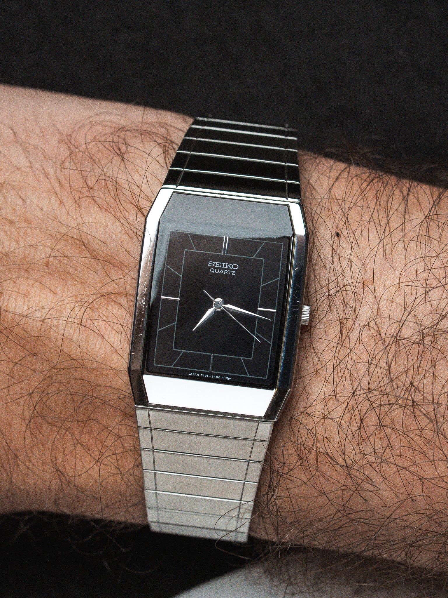 Montre Seiko Vintage - Tonneau Noir Miroir Bracelet intégré acier (1984)
