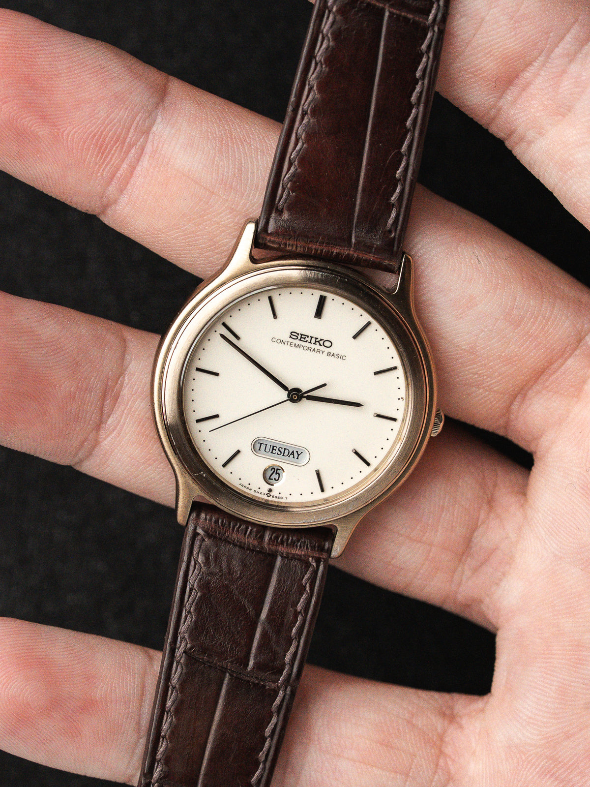 Montre Seiko Contemporary Basic vintage avec cadran blanc et bracelet en cuir marron.