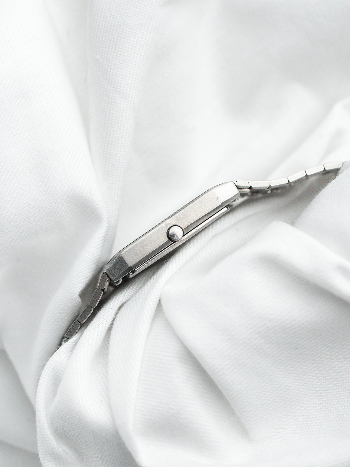 Cassa in acciaio sfaccettata di tre quarti - Orologio Seiko Quartz 7431-5360 - Atelier Victor