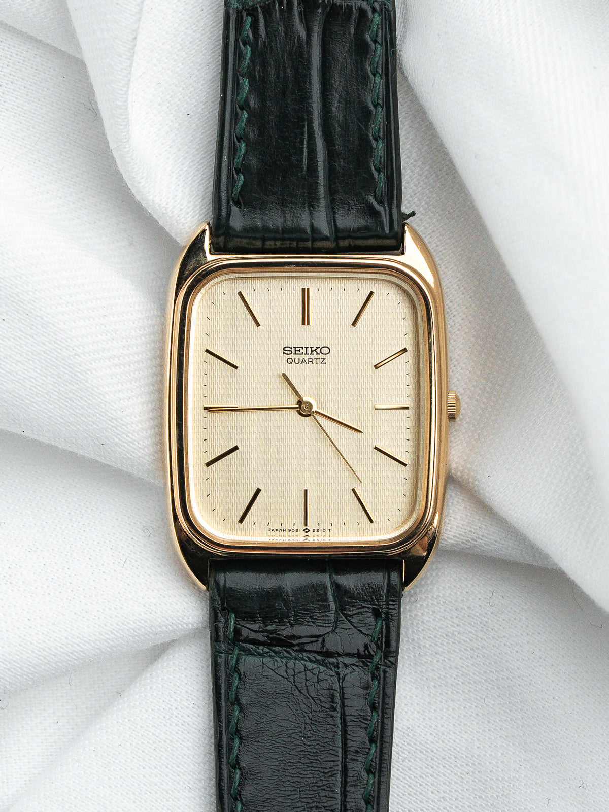 Cadran champagne gaufré et index dorés - Montre Seiko Quartz 2621-5240 - Atelier Victor
