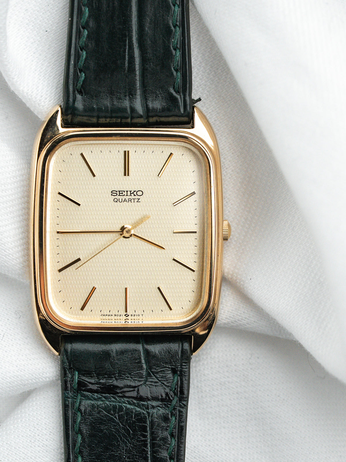 Vue complète avec bracelet vert - Montre Seiko Quartz 2621-5240 - Atelier Victor