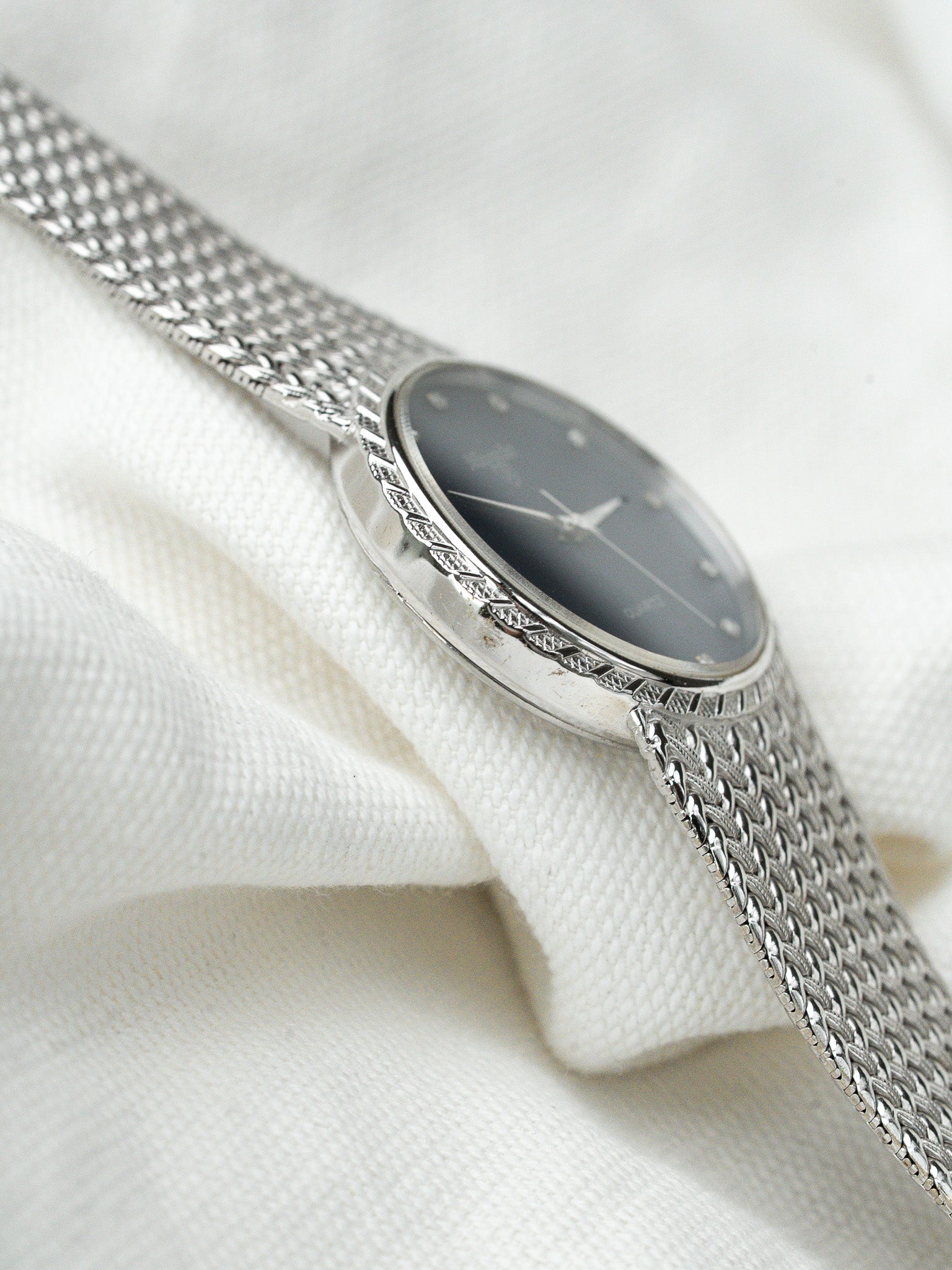 Montre Nivada Vintage Quartz — Cadran Bleu Lin et Maille Tressée (1990s)