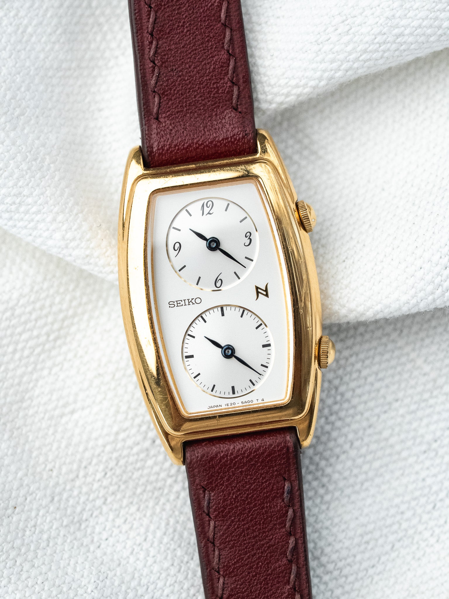 Montre Seiko Dual Time Vintage Plaqué Or — Deux Fuseaux Tonneau Rouge (2005)