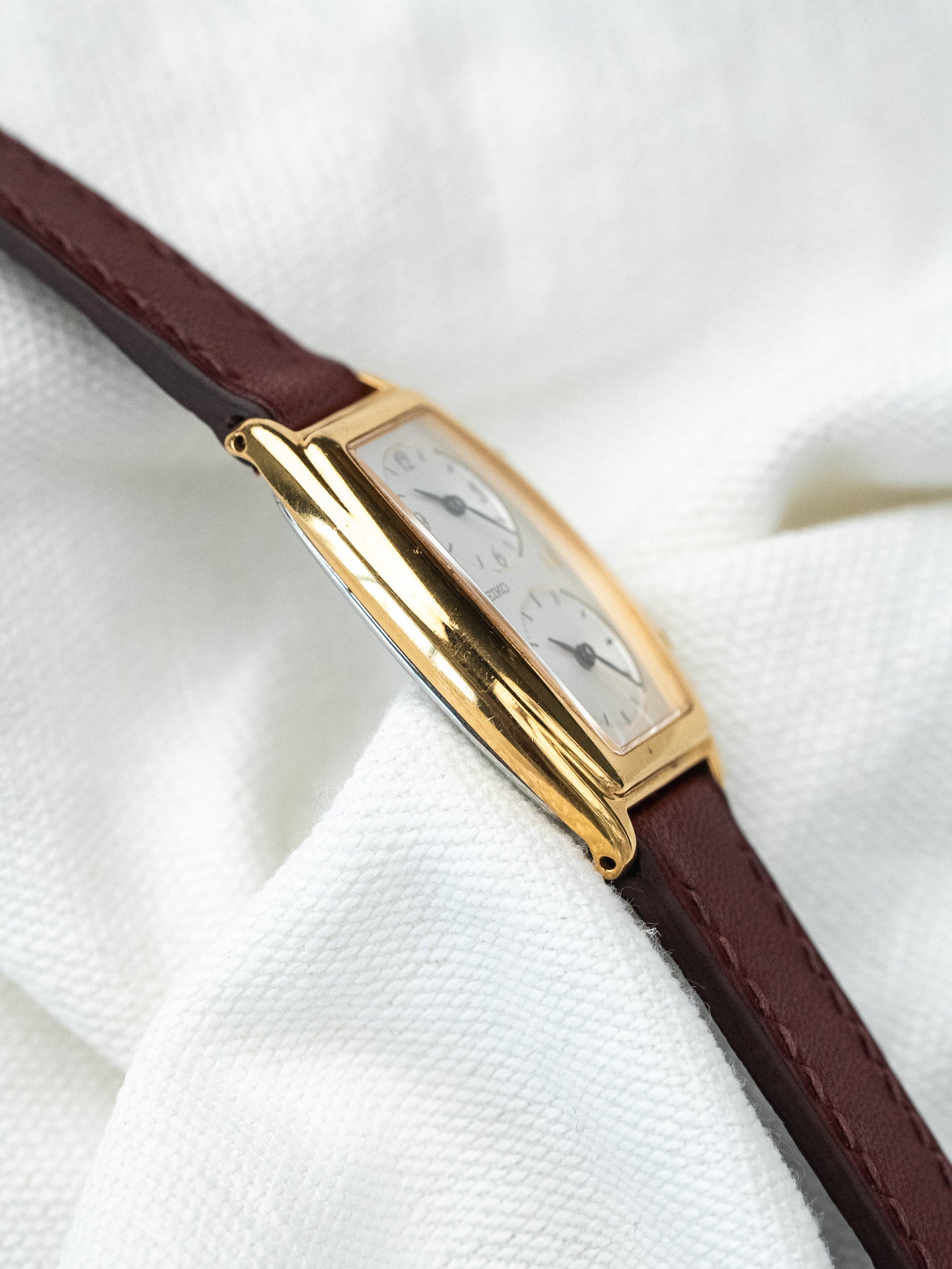 Montre Seiko Dual Time Vintage Plaqué Or — Deux Fuseaux Tonneau Rouge (2005)