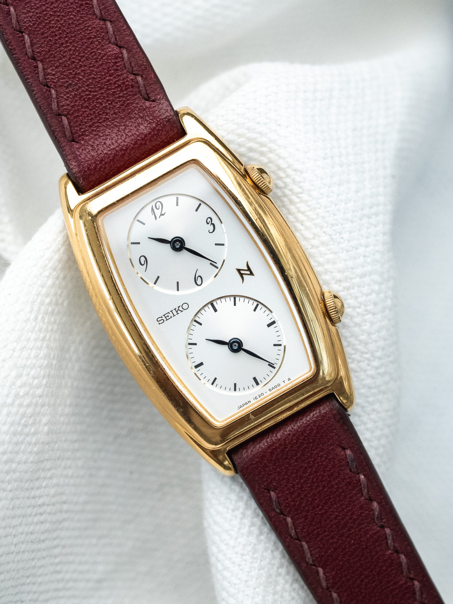 Montre Seiko Dual Time Vintage Plaqué Or — Deux Fuseaux Tonneau Rouge (2005)