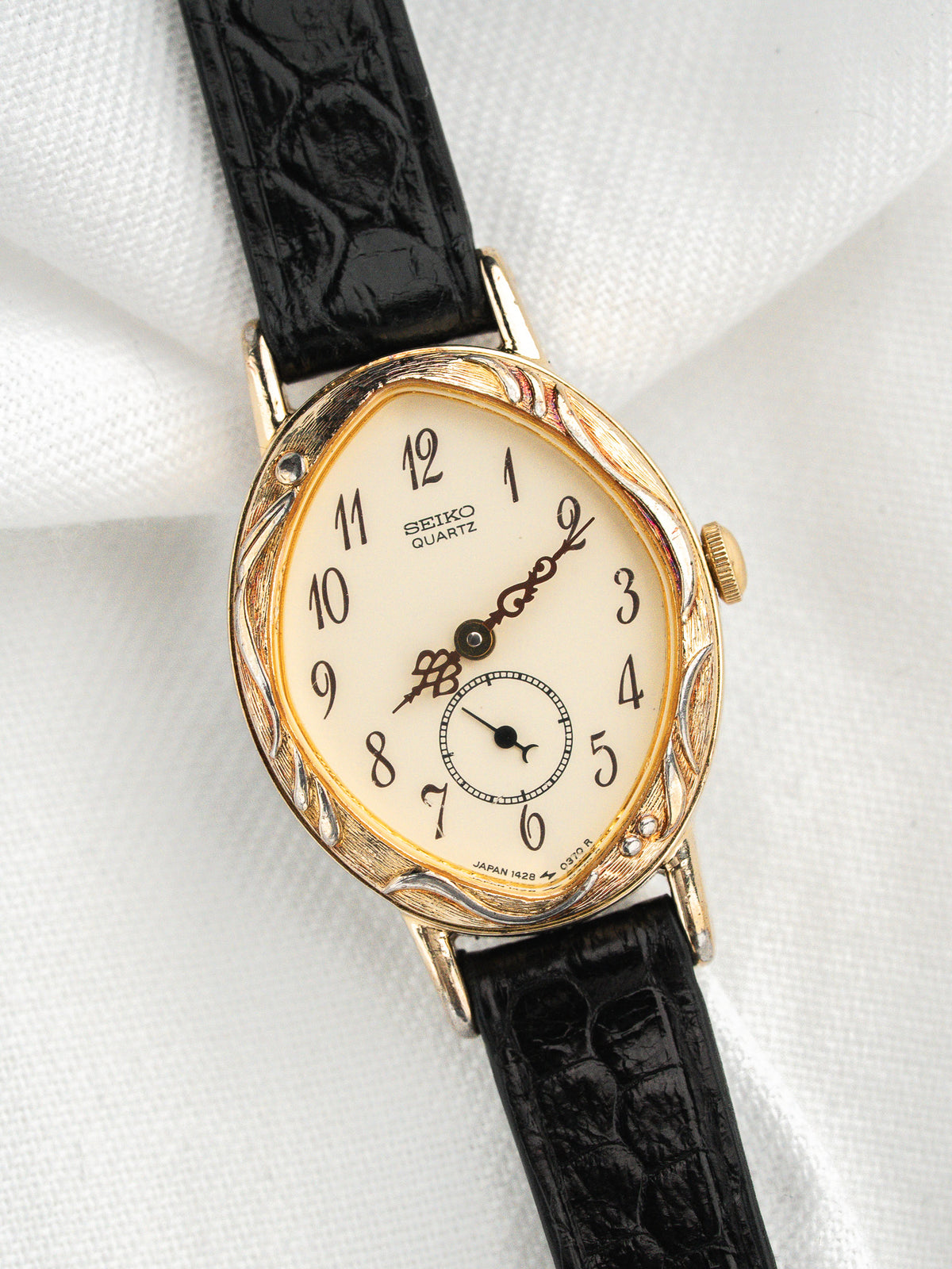 Vintage Seiko Watch 1428-5110 — Oval, Lünette mit Blattmotiven (1983)