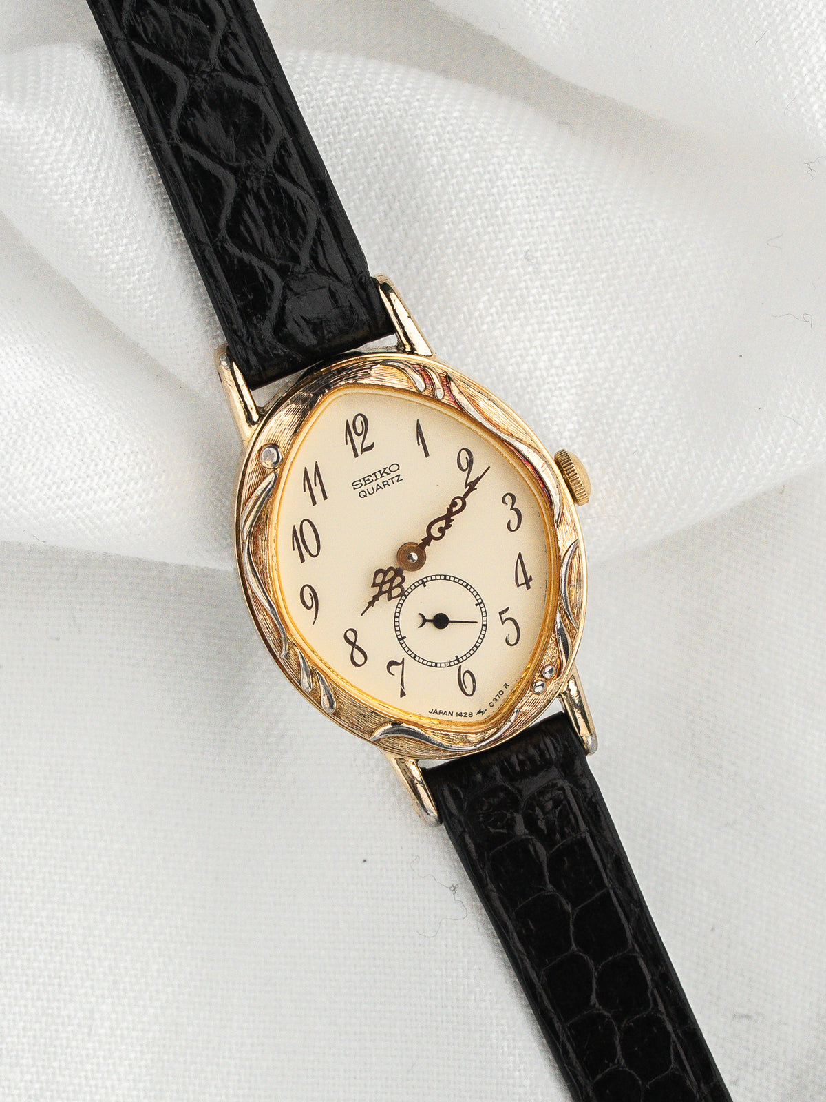 Vintage Seiko Watch 1428-5110 — Oval, Lünette mit Blattmotiven (1983)