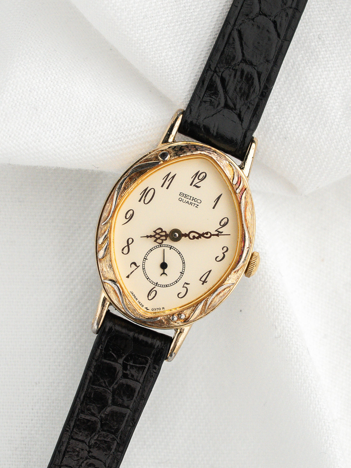 Vintage Seiko Watch 1428-5110 — Oval, Lünette mit Blattmotiven (1983)