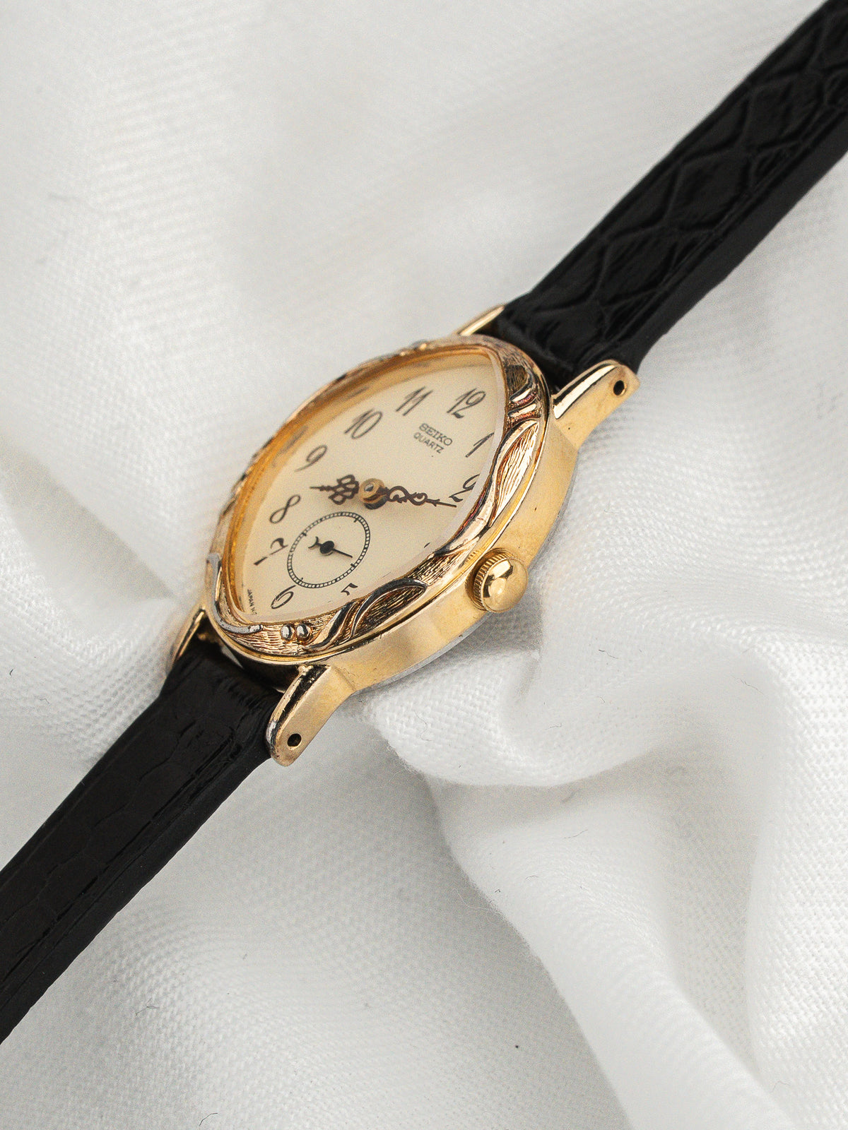 Vintage Seiko Watch 1428-5110 — Oval, Lünette mit Blattmotiven (1983)