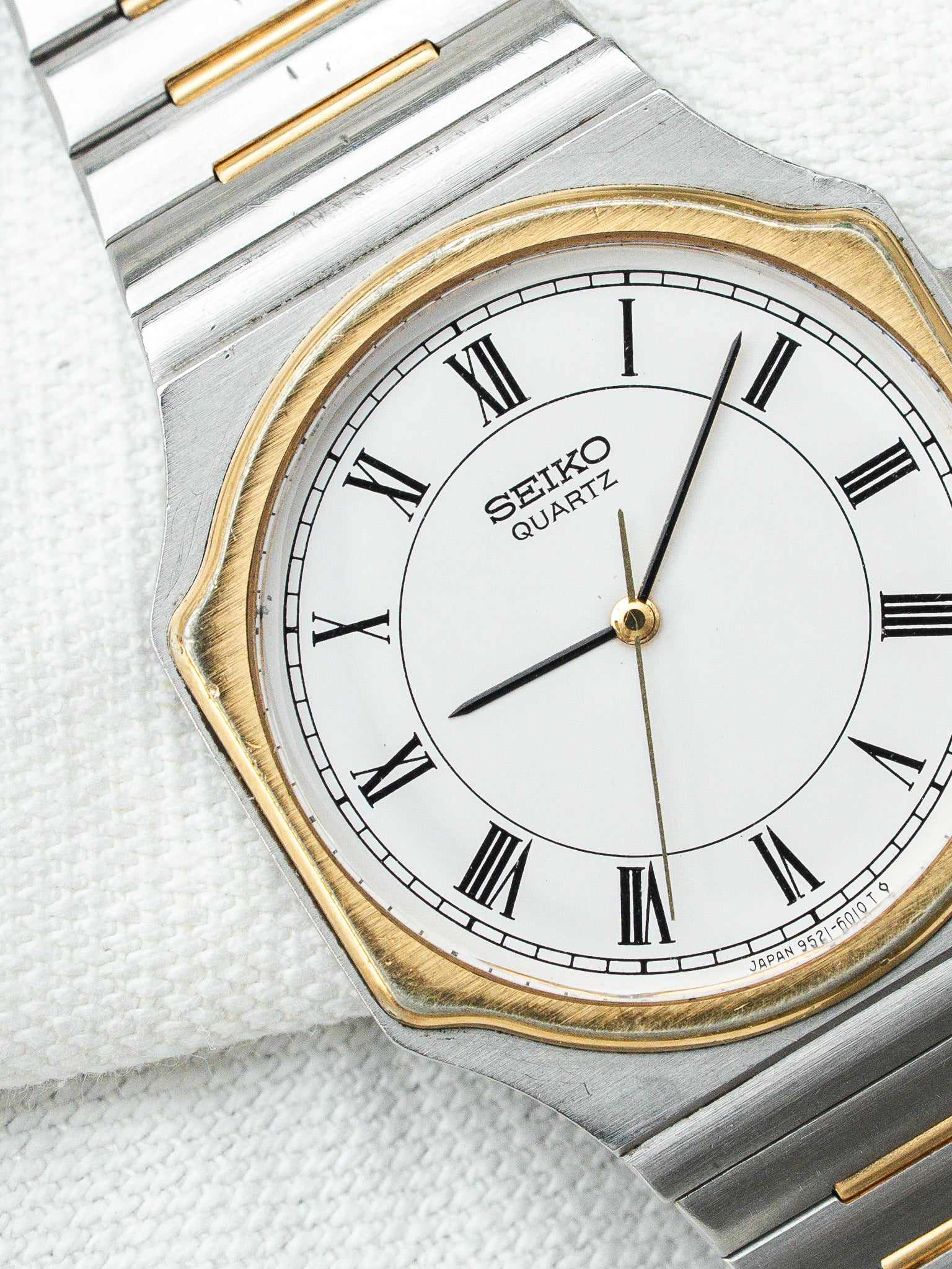 复古 Seiko 双色八角形腕表 — 白色表盘,罗马数字 (1983)
