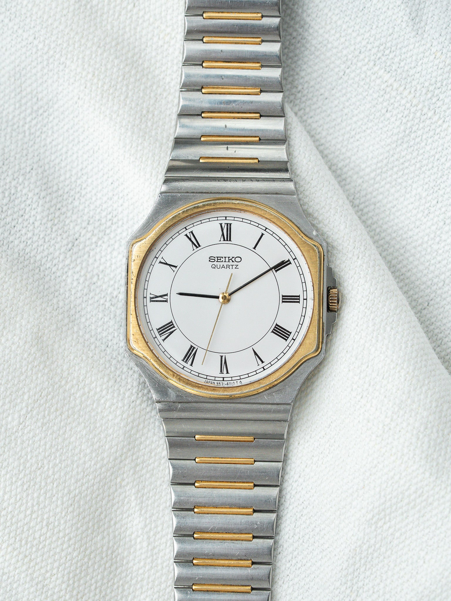 Orologio Seiko Vintage Bicolore Ottagonale — Quadrante Bianco con Numeri رومani (1983)