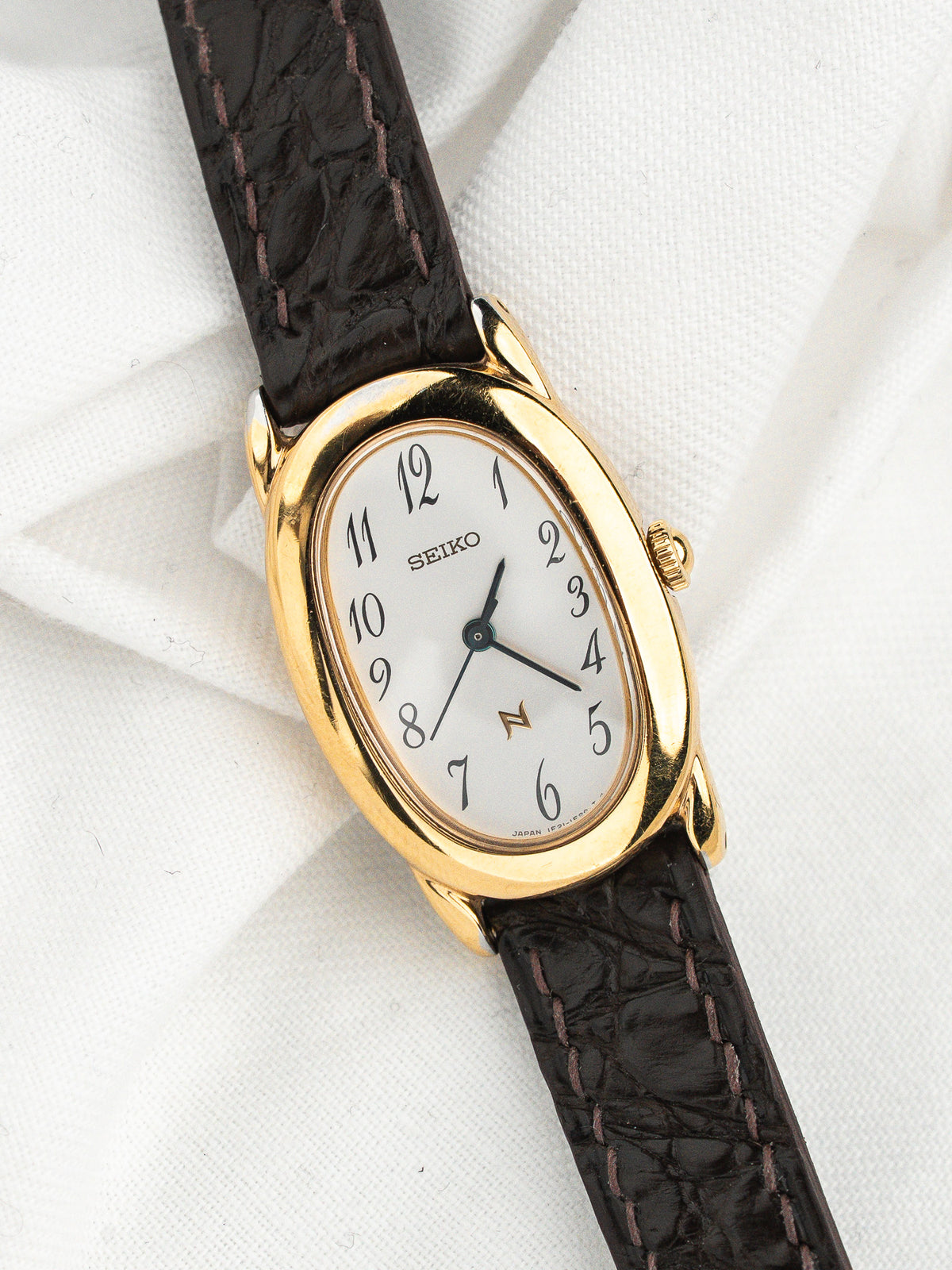 Boîtier ovale plaqué or de profil - Montre Seiko Noie 1F21-5B70 - Atelier Victor