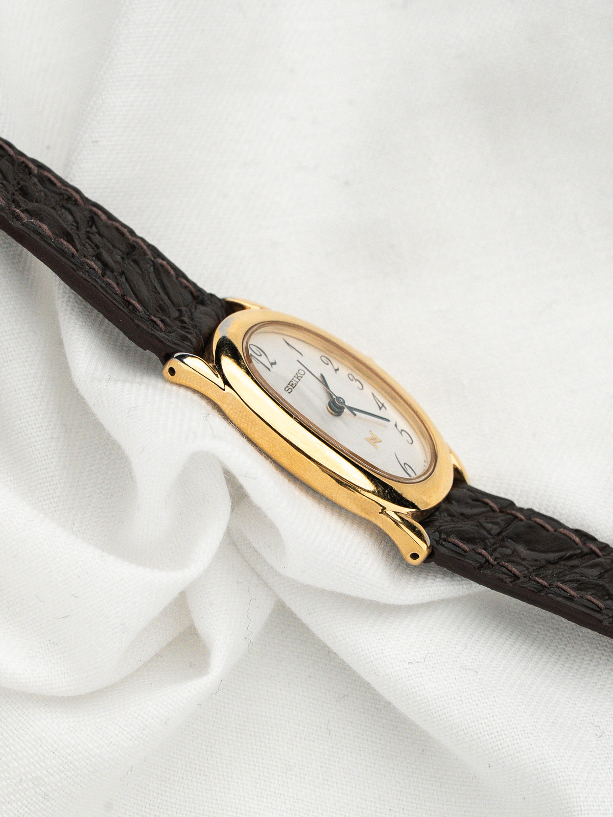 Fond de boîte acier avec référence - Montre Seiko Noie 1F21-5B70 - Atelier Victor