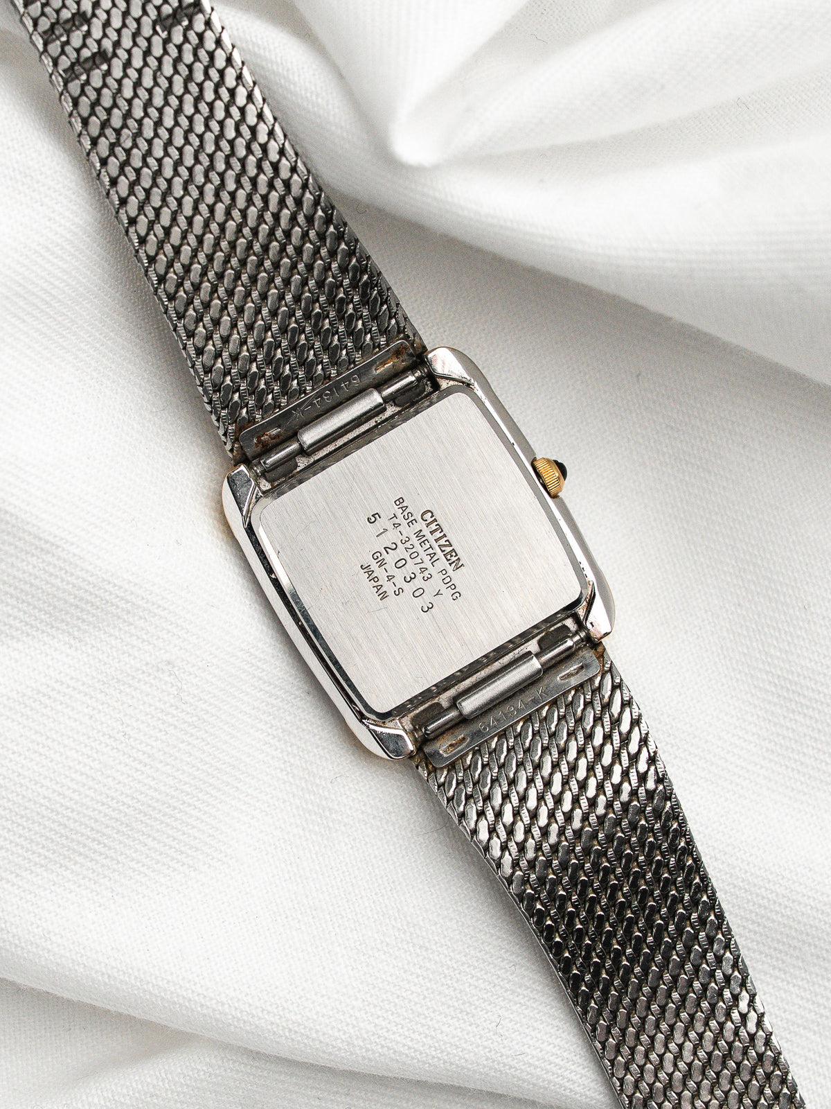 四分之三视角金色棱角玑镂表圈 - Citizen Coussin T4-320743 Watch - Atelier Victor