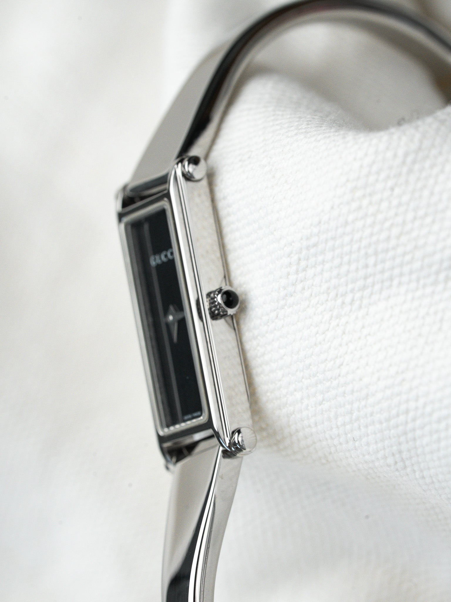 Orologio Gucci 1500 in acciaio con bracciale rigido — quadrante nero (anni 1990)