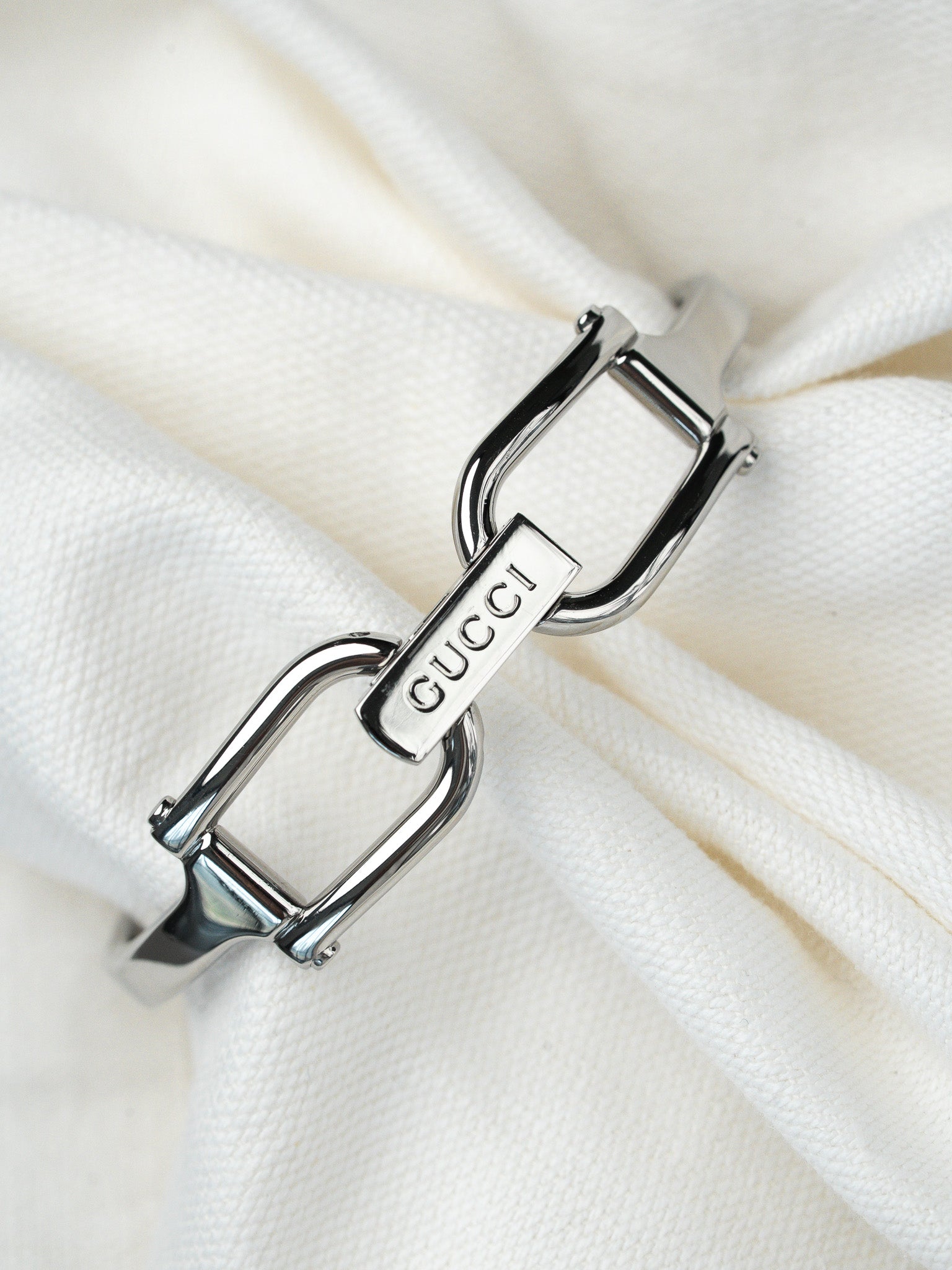 Orologio Gucci 1500 in acciaio con bracciale rigido — quadrante nero (anni 1990)