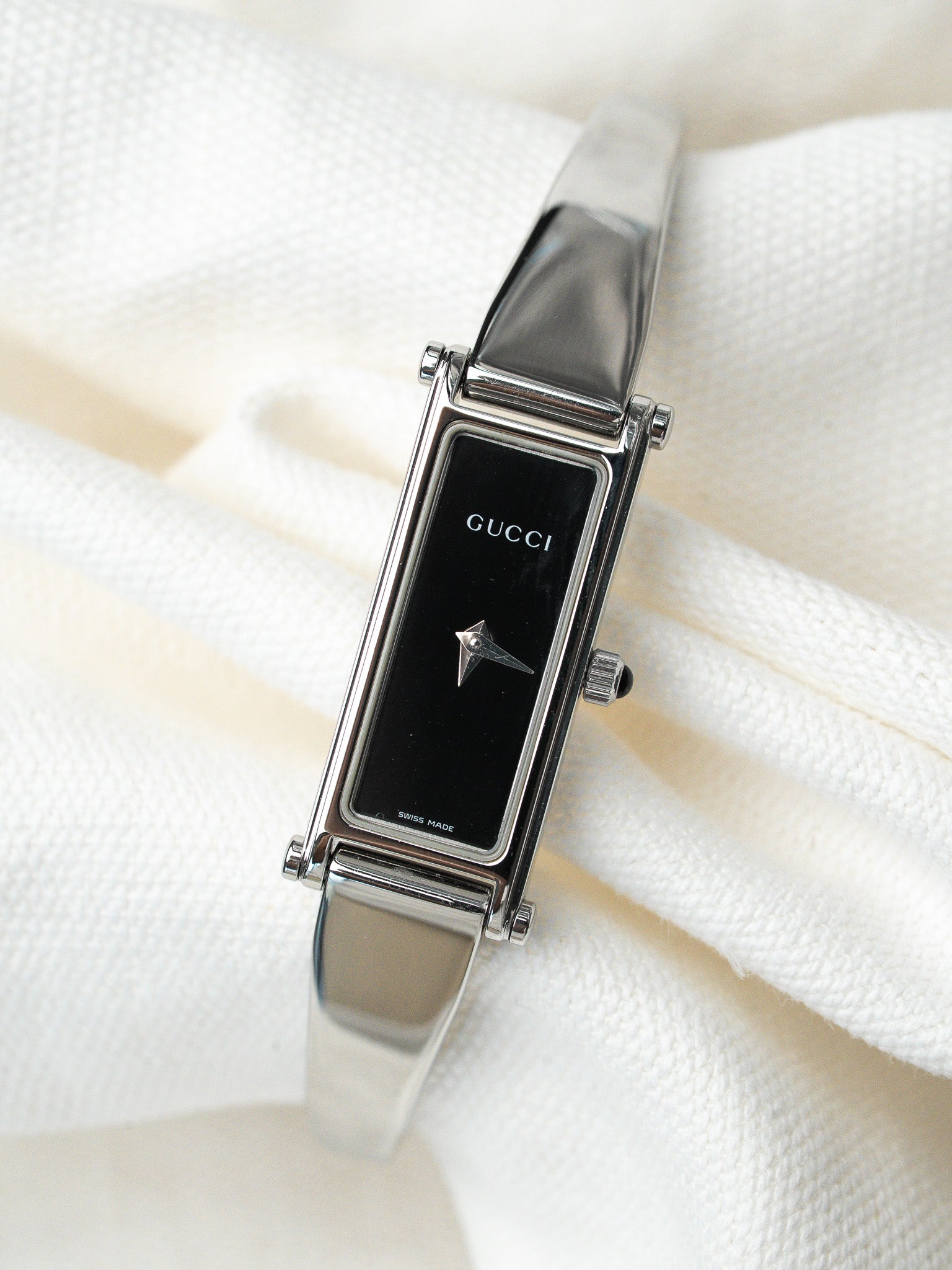 Orologio Gucci 1500 in acciaio con bracciale rigido — quadrante nero (anni 1990)