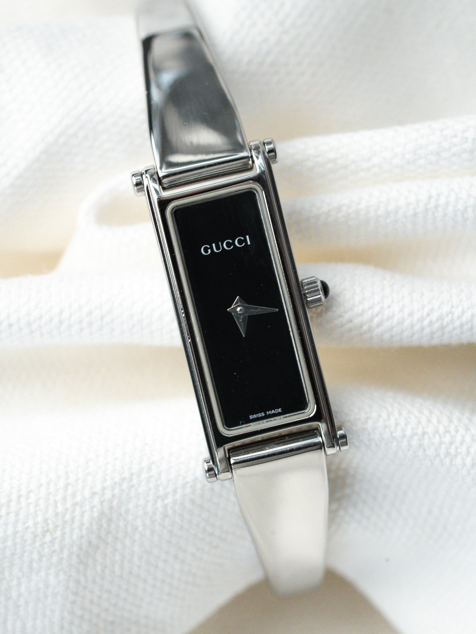 Orologio Gucci 1500 in acciaio con bracciale rigido — quadrante nero (anni 1990)