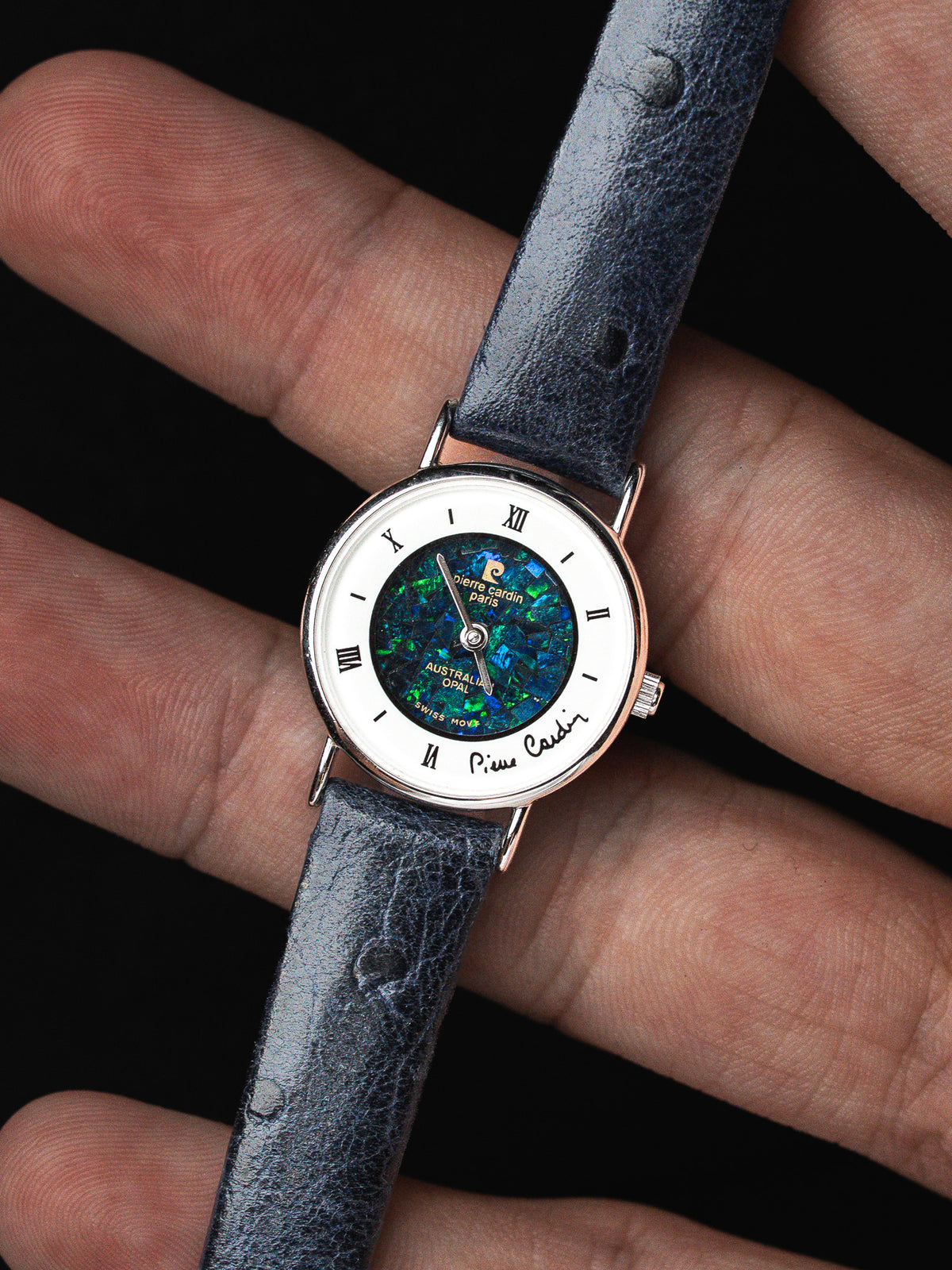 Montre Pierre Cardin au cadran en opale australienne et bracelet en cuir bleu.